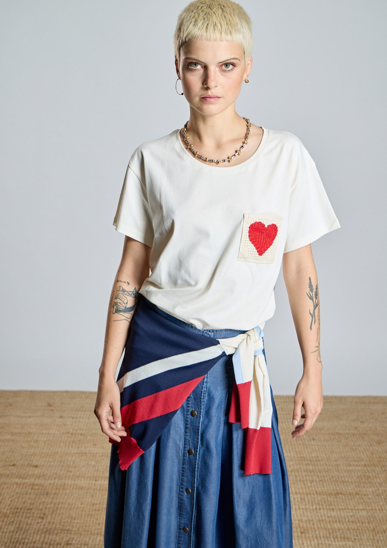 camiseta-cruda-detalle-corazon