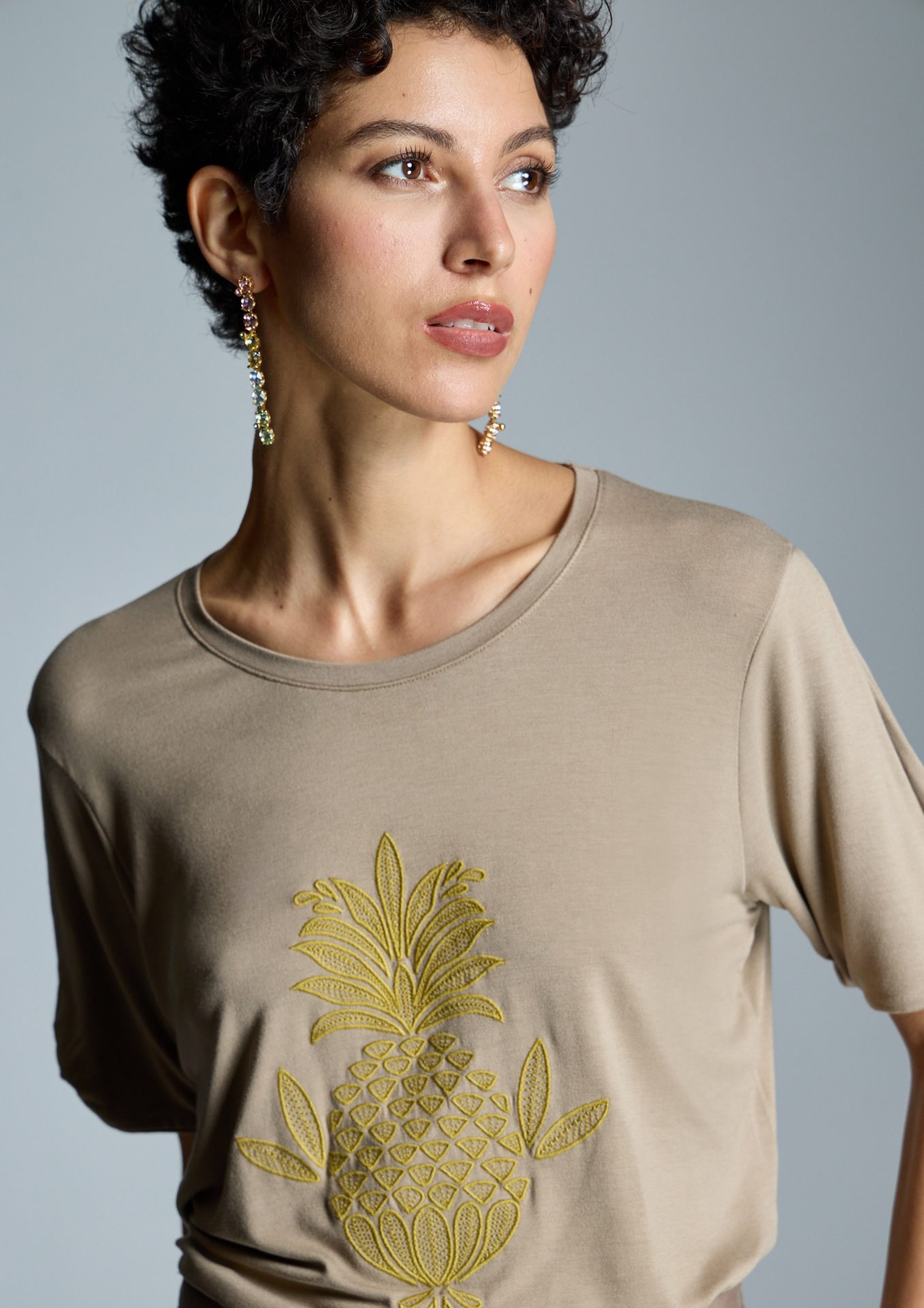 camiste-con-pina-dorada-bordada