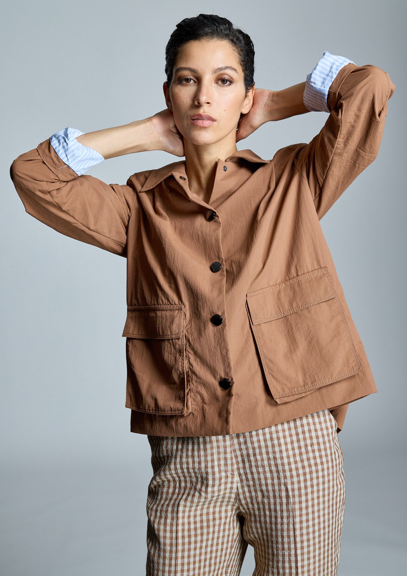 chaqueta-marron-bolsillos-