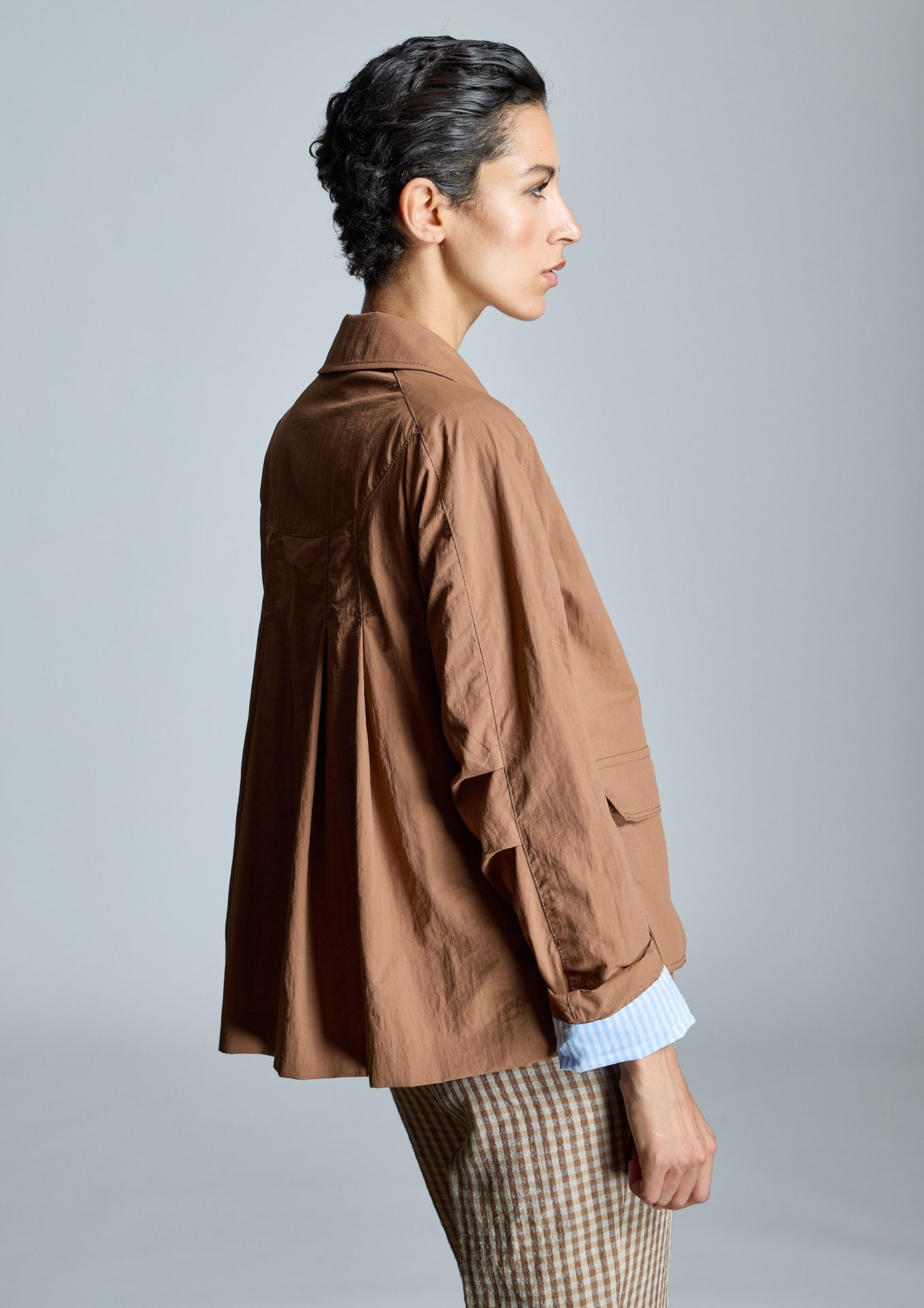 chaqueta-marron-bolsillos-plastron