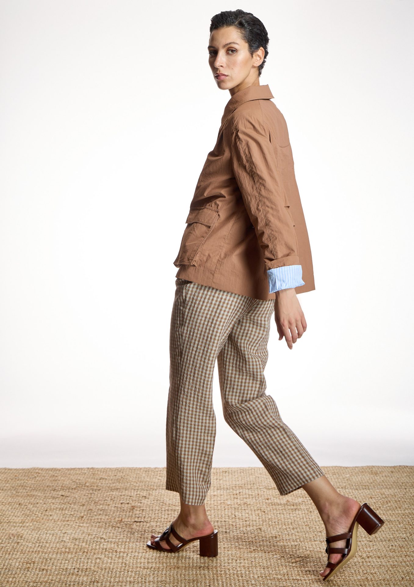 chaqueta-marron-bolsillos-verano