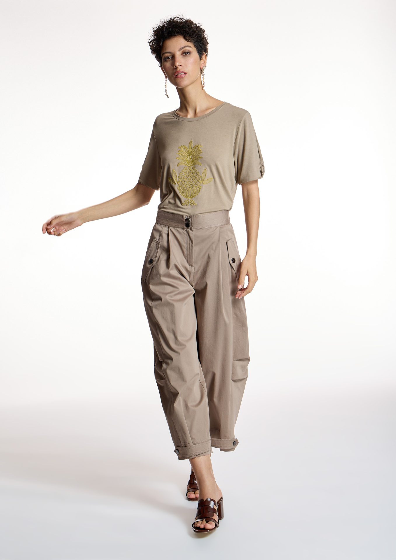 pantalon-beige-cargo-pinzas-bolsillos