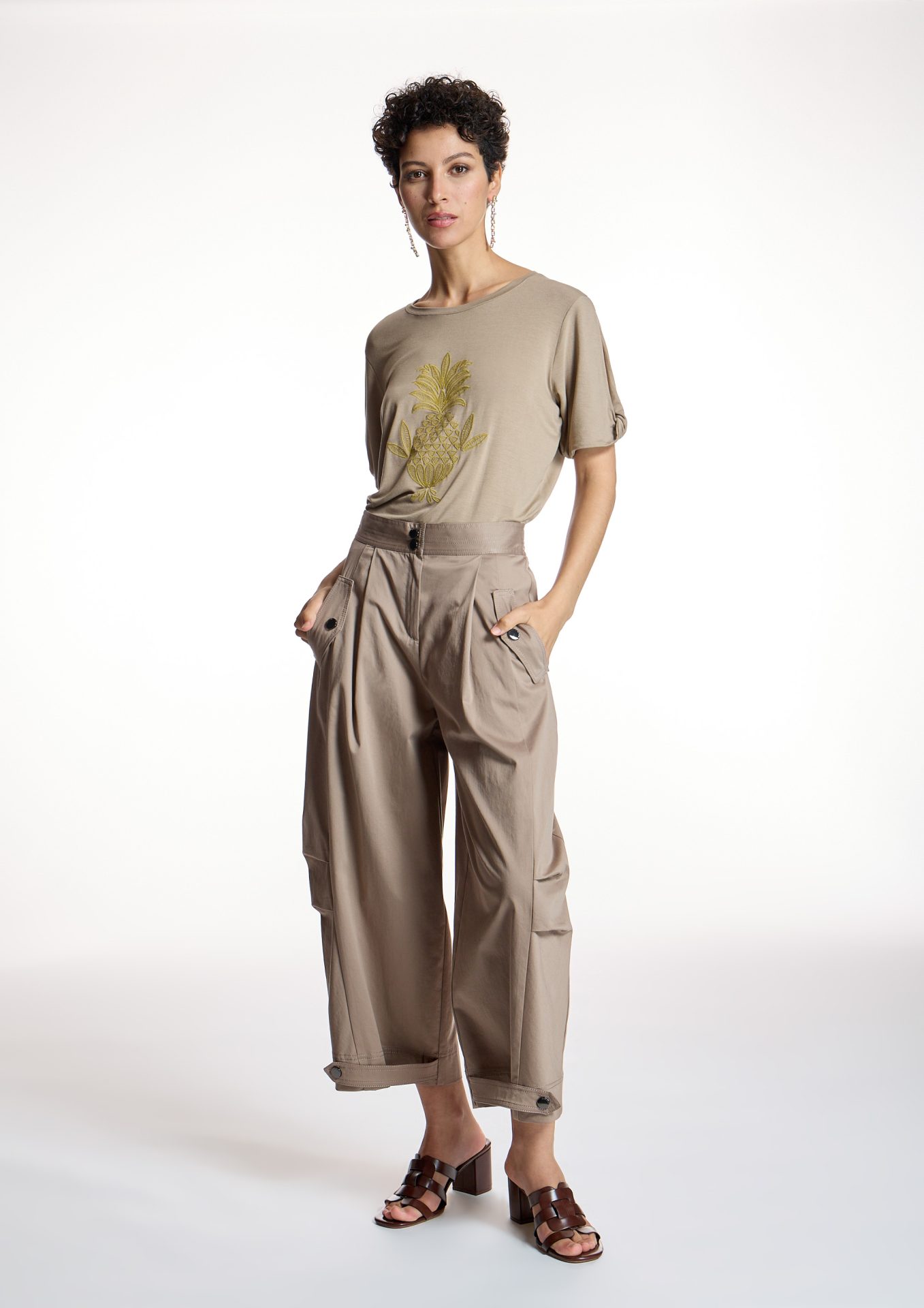 pantalon-beige-cargo-pinzas