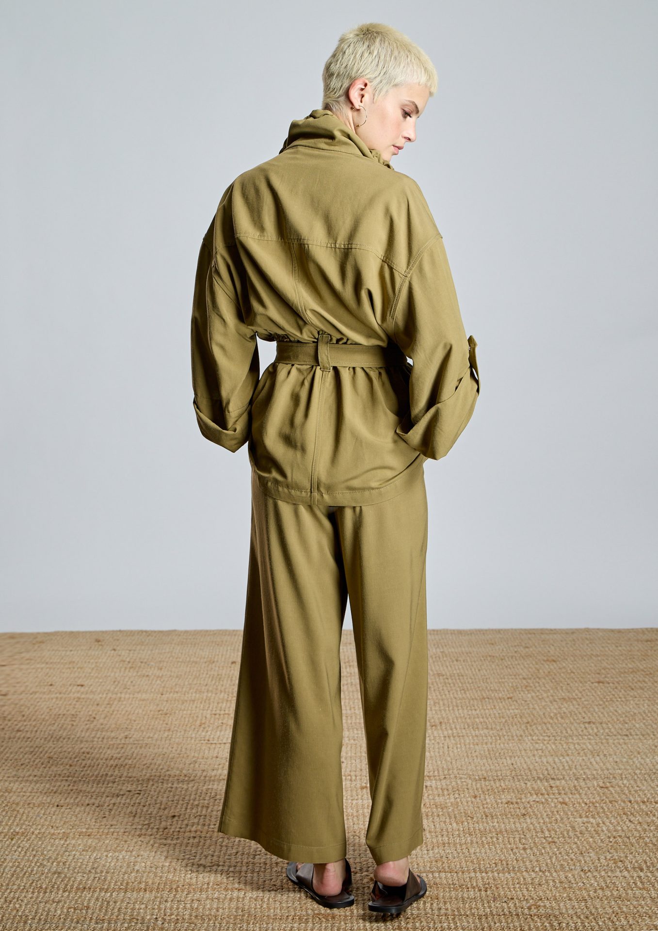 chaqueta-con-cinturon-para-mujer