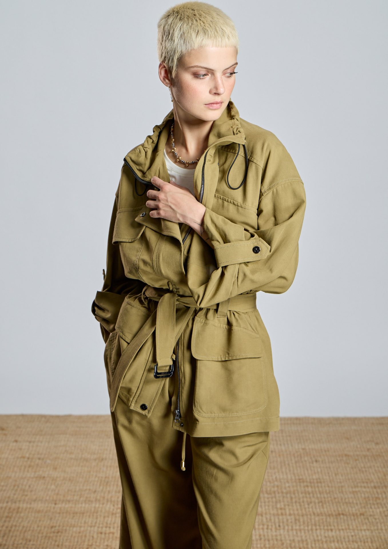 chaqueta-kaki-con-bolsillos