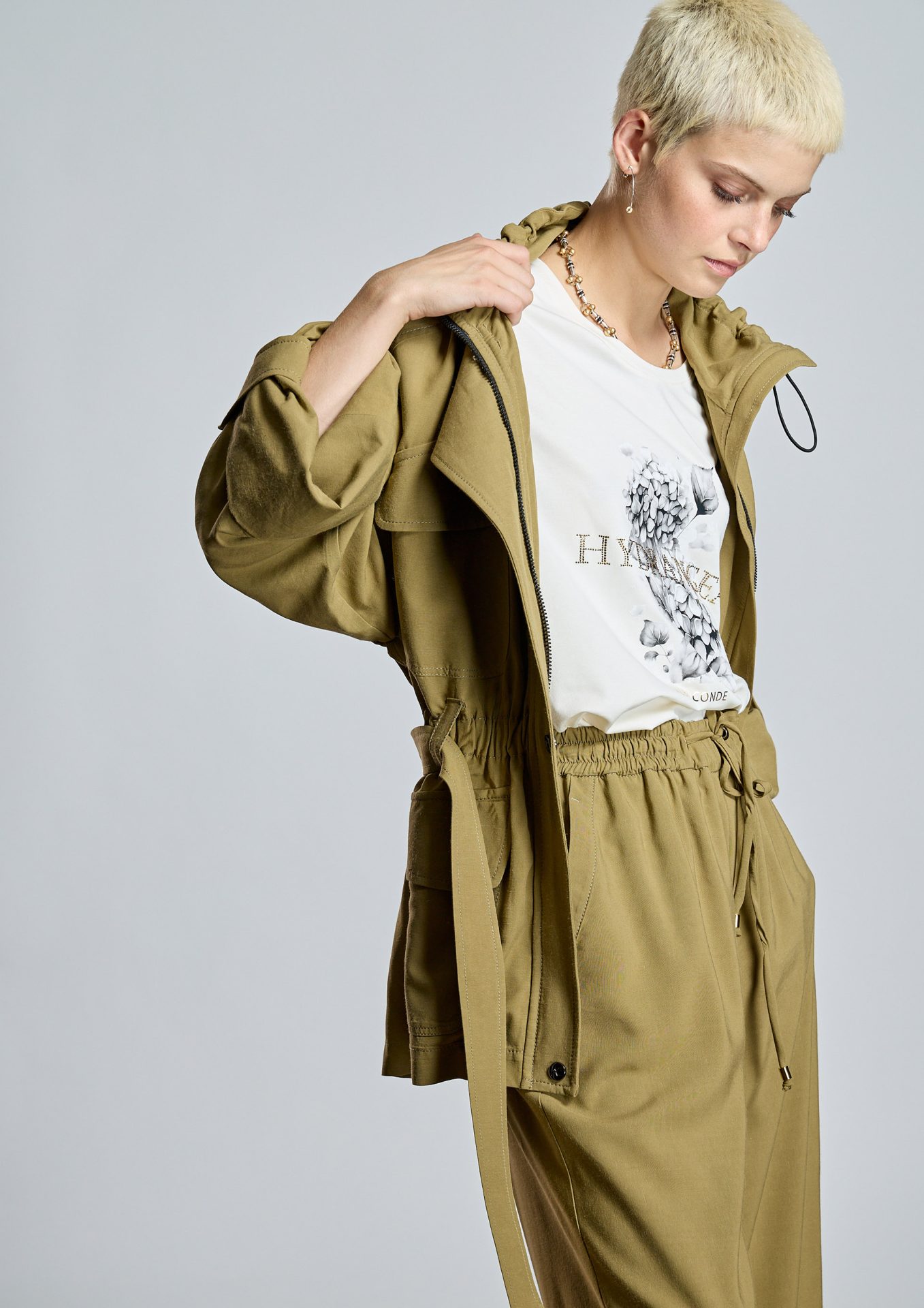 chaqueta-kaki-con-cinturon