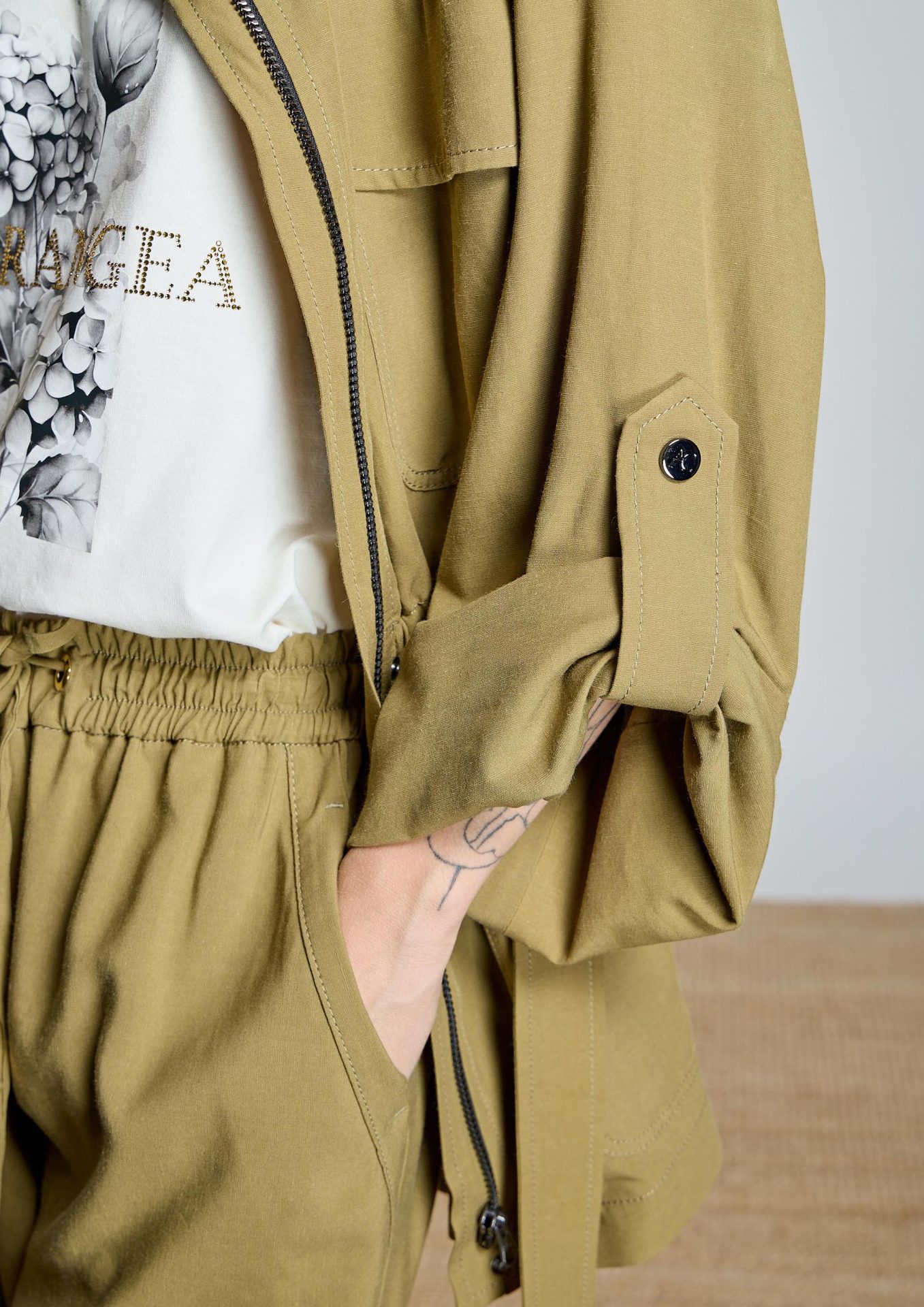 conjunto-kaki-fluido