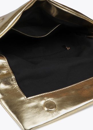 cartera-de-mano-acolchada-de-efecto-piel-metalizada-con-logo-lc-ovalado (3)