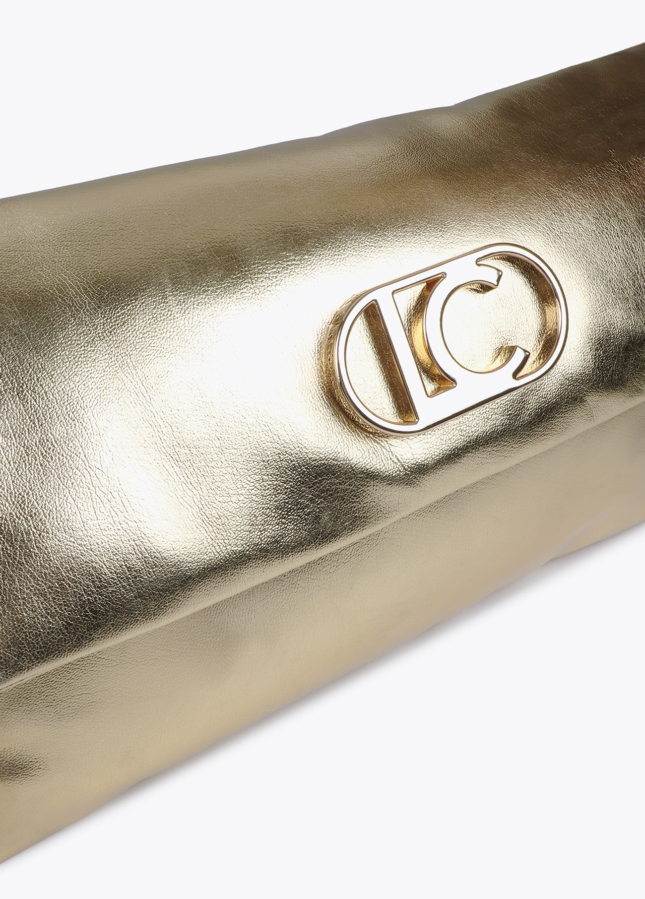 cartera-de-mano-acolchada-de-efecto-piel-metalizada-con-logo-lc-ovalado