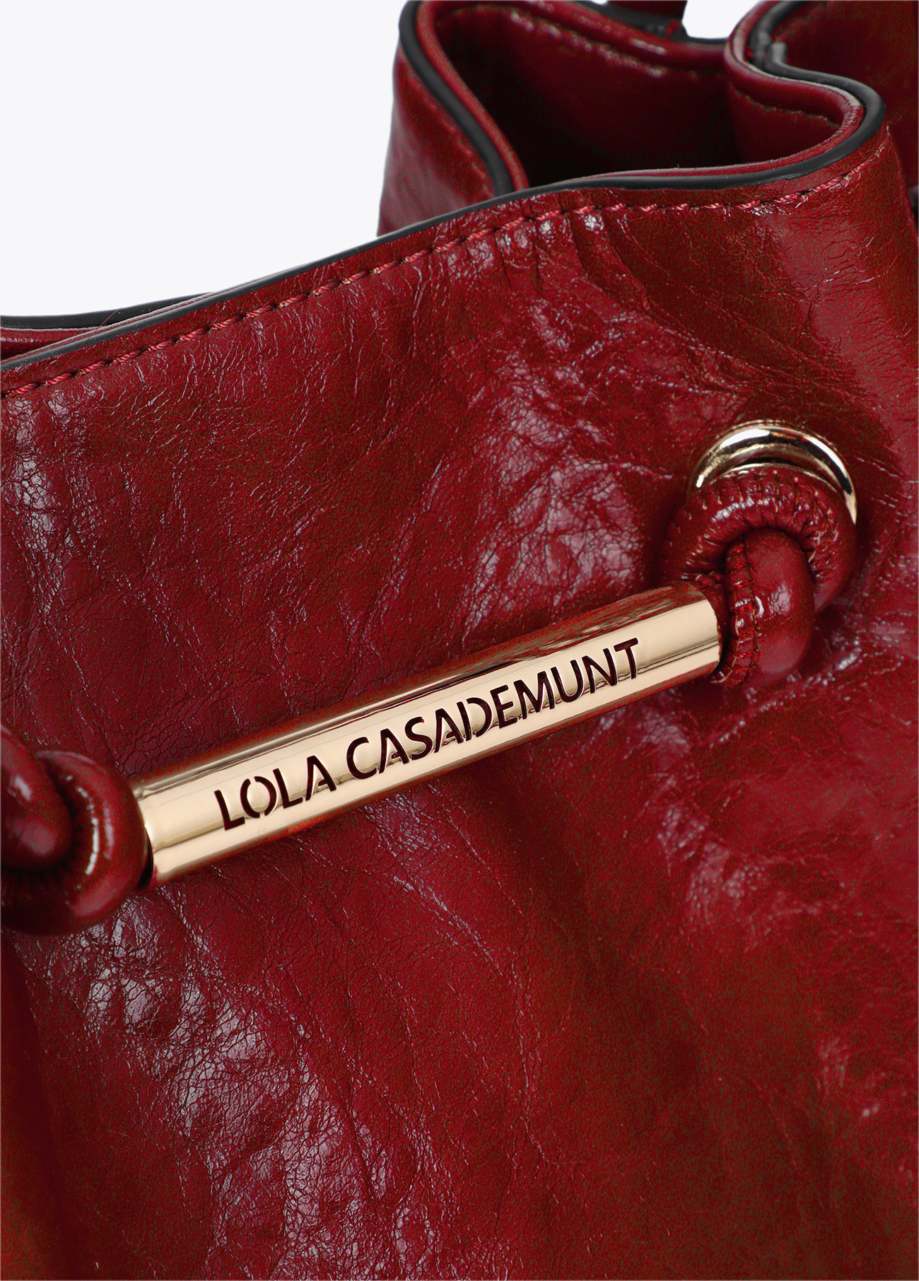 bandolera-con-detalle-tubo-metalico-con-logo-troquelado (5)