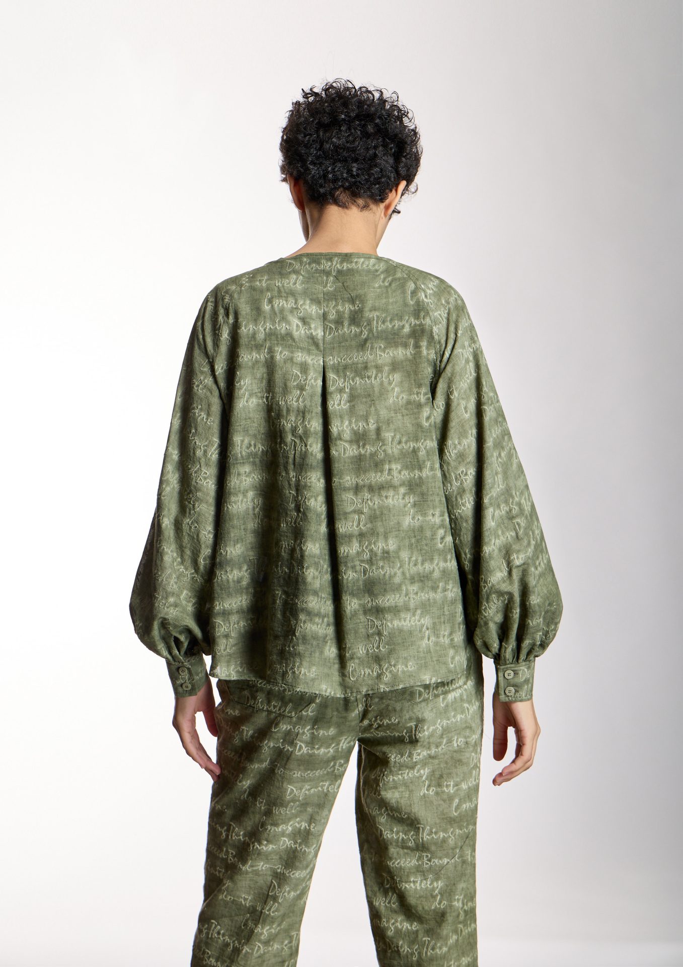 blusa-verde-kaki-con-texto-bordado-fluida
