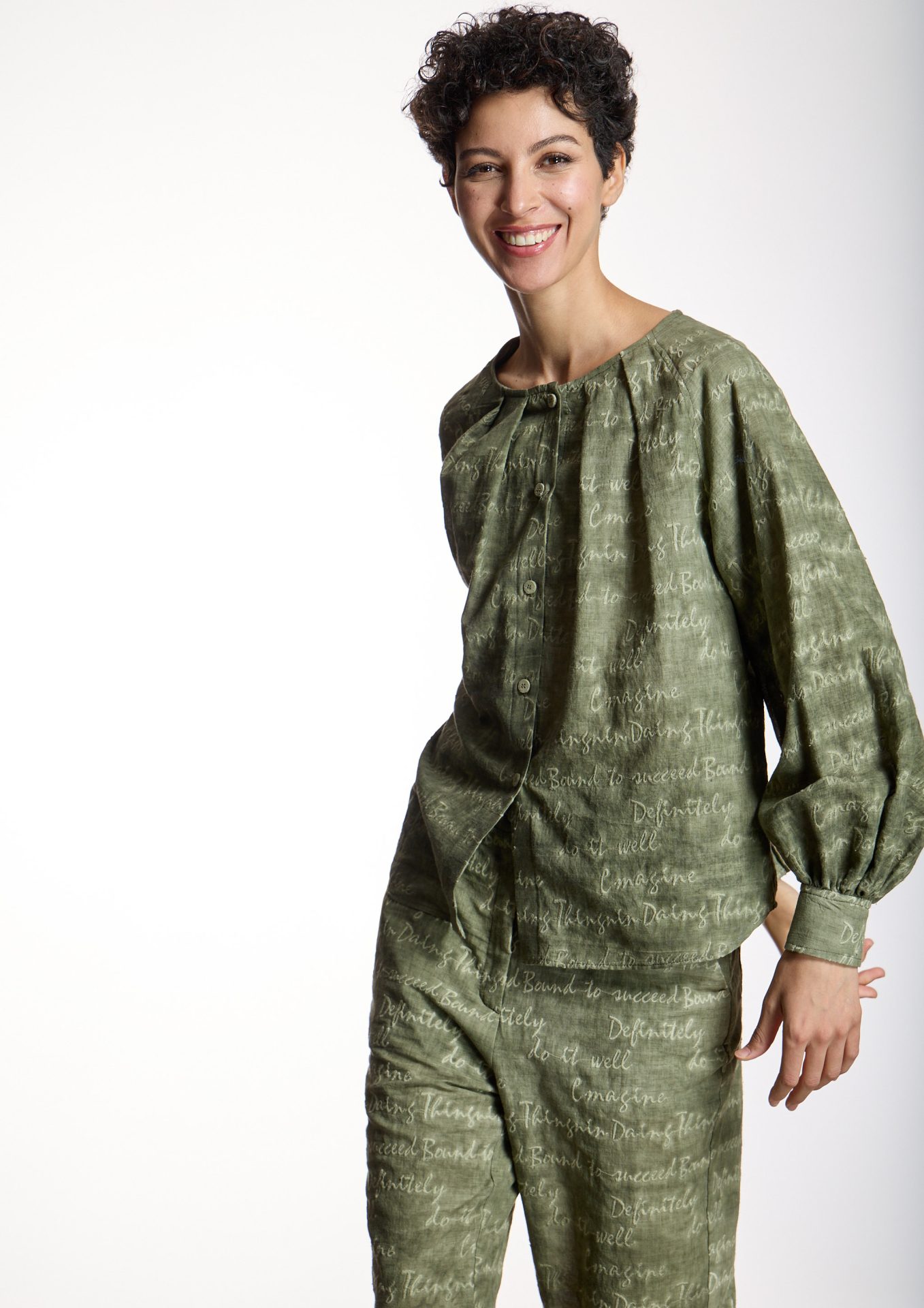 blusa-verde-kaki-con-texto-bordado