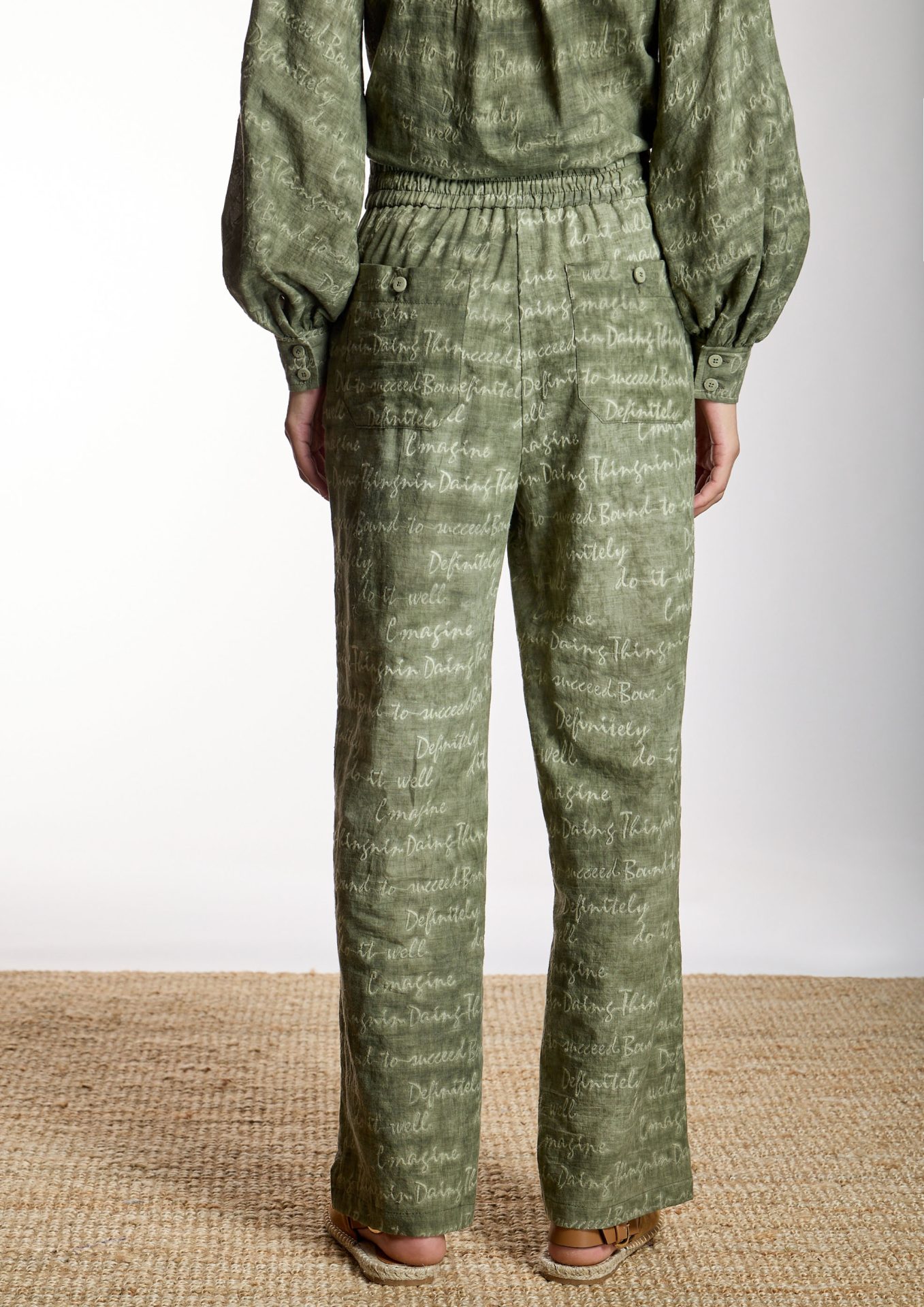 pantalon-kaki-bordado-texto