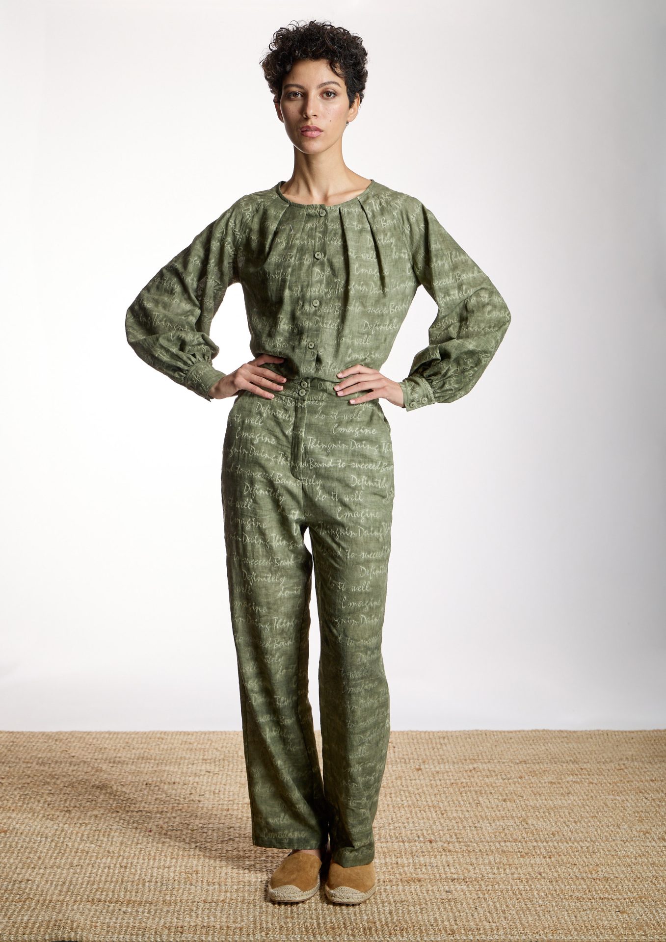 pantalon-recto-verde-kaki-con-texto-bordado