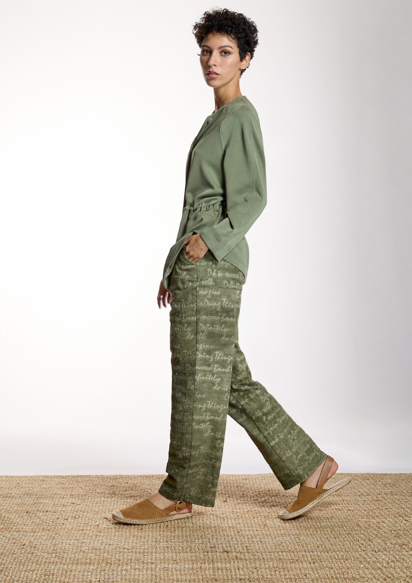 pantalon-verde-kaki-bordado-texto