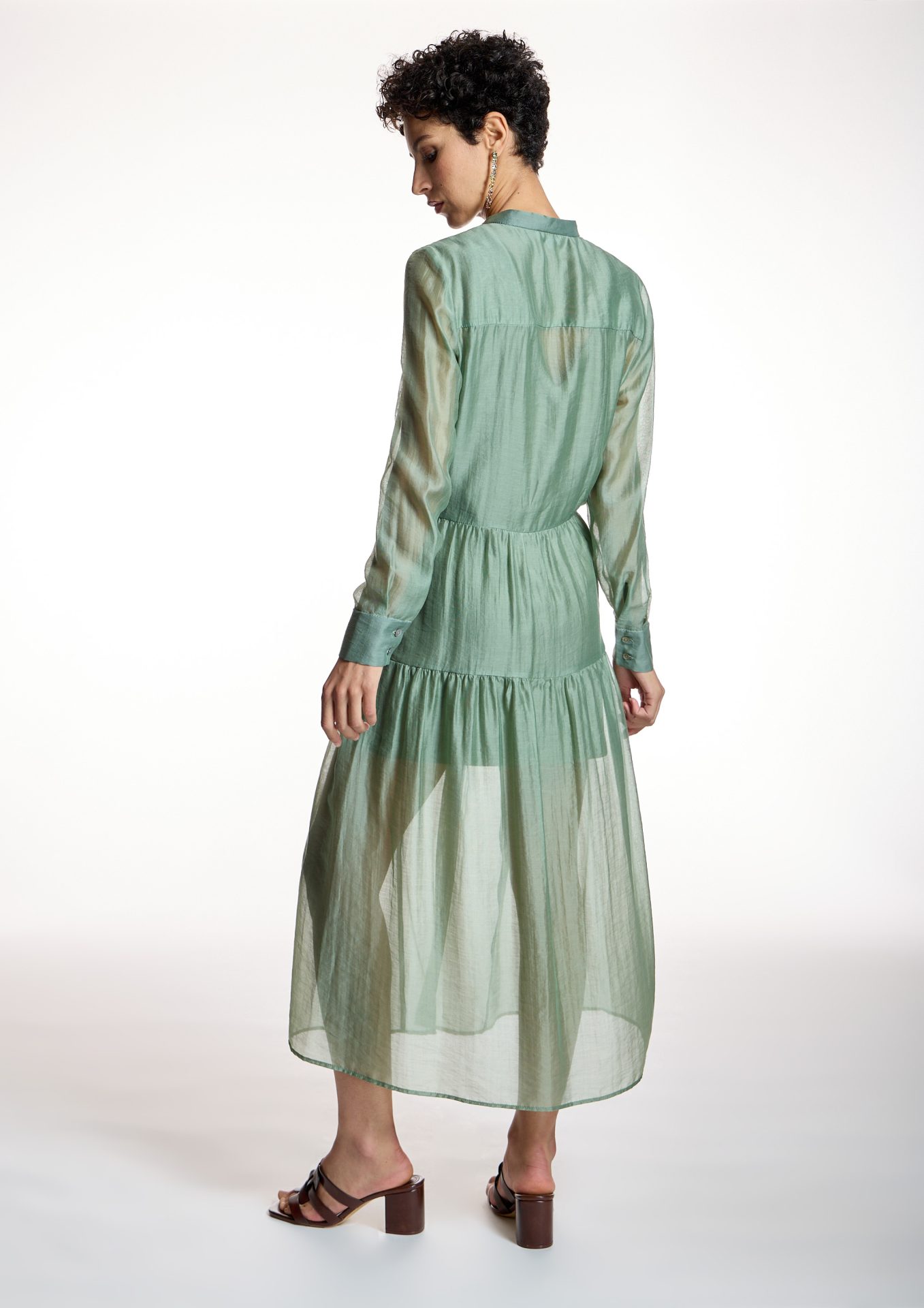 espalda-vestido-midi-verde-semitransparente (1)