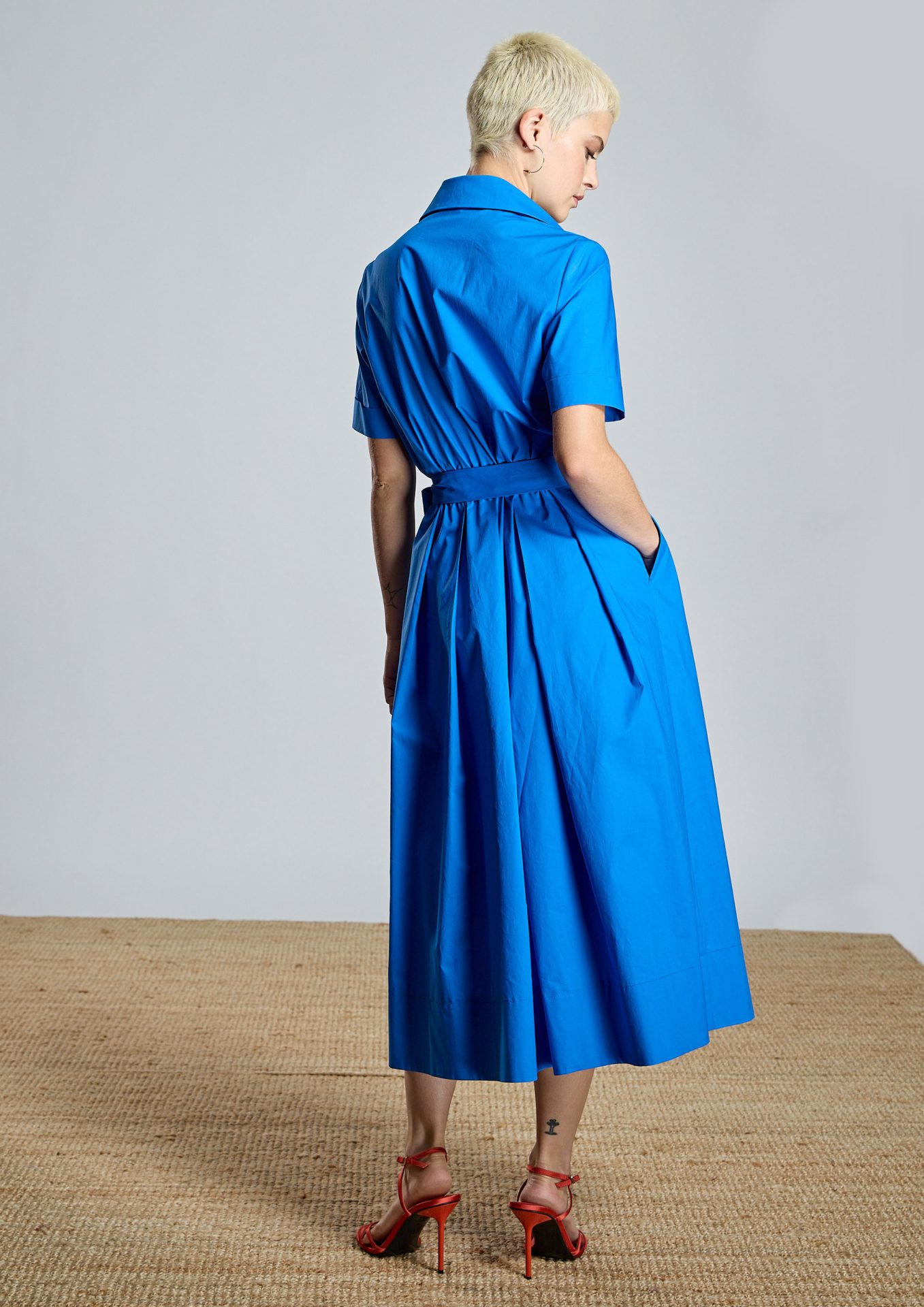 vestido-azul-con-bolsillos