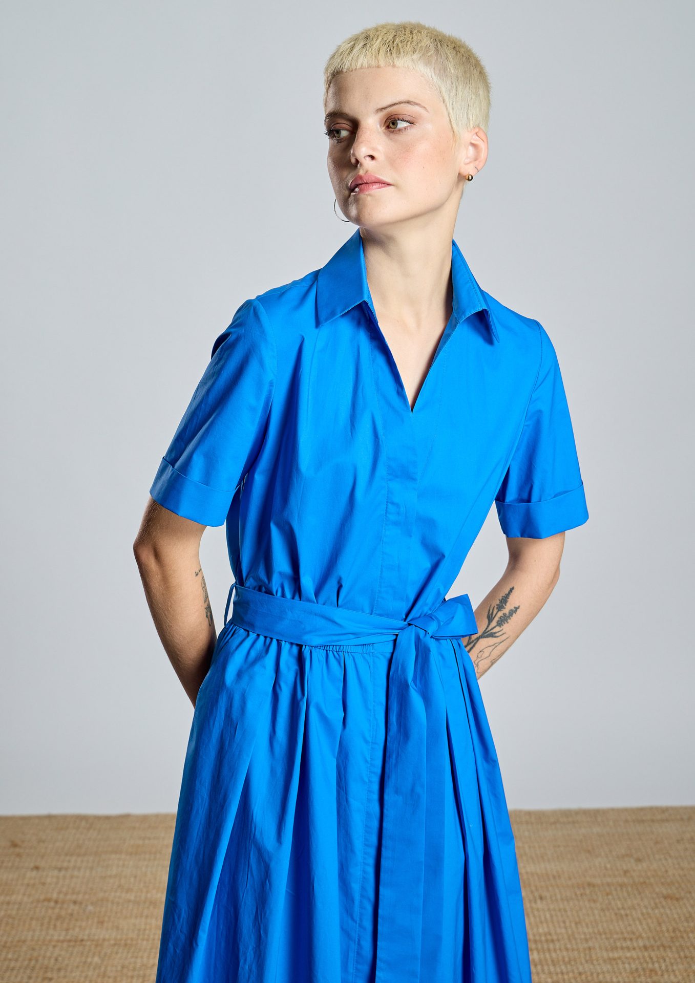 vestido-azul-fluido-con-cinturon