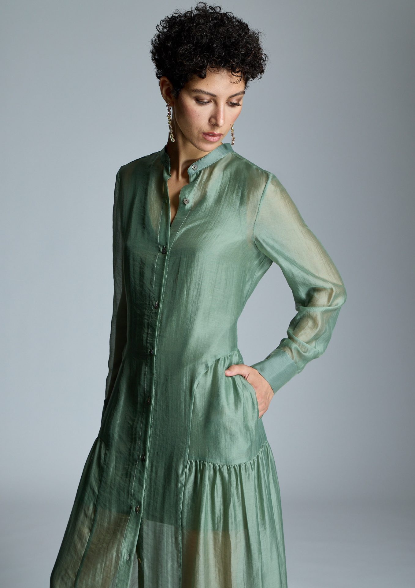 vestido-midi-verde-semitransparente-bolsillos-laterales