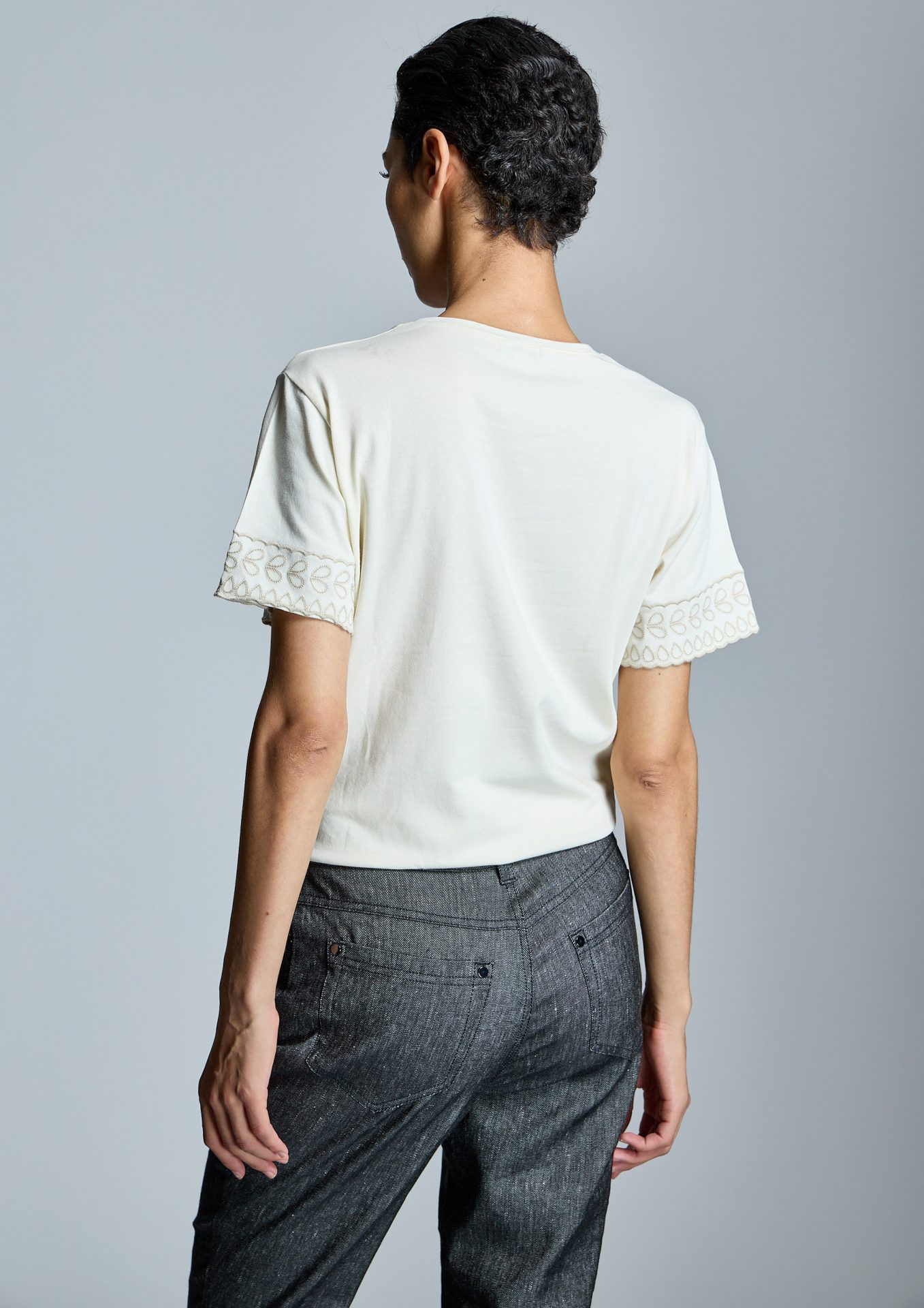 camiseta-cruda-bordada