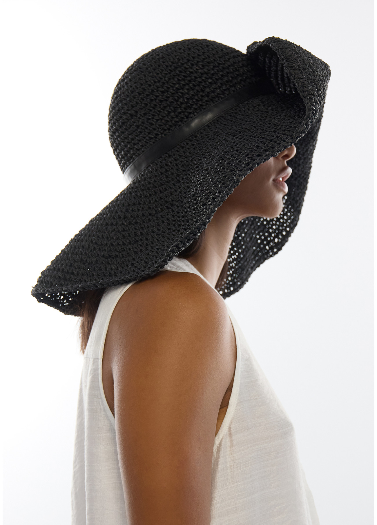 sombrero-de-ala-ancha-en-efecto-rafia (3)
