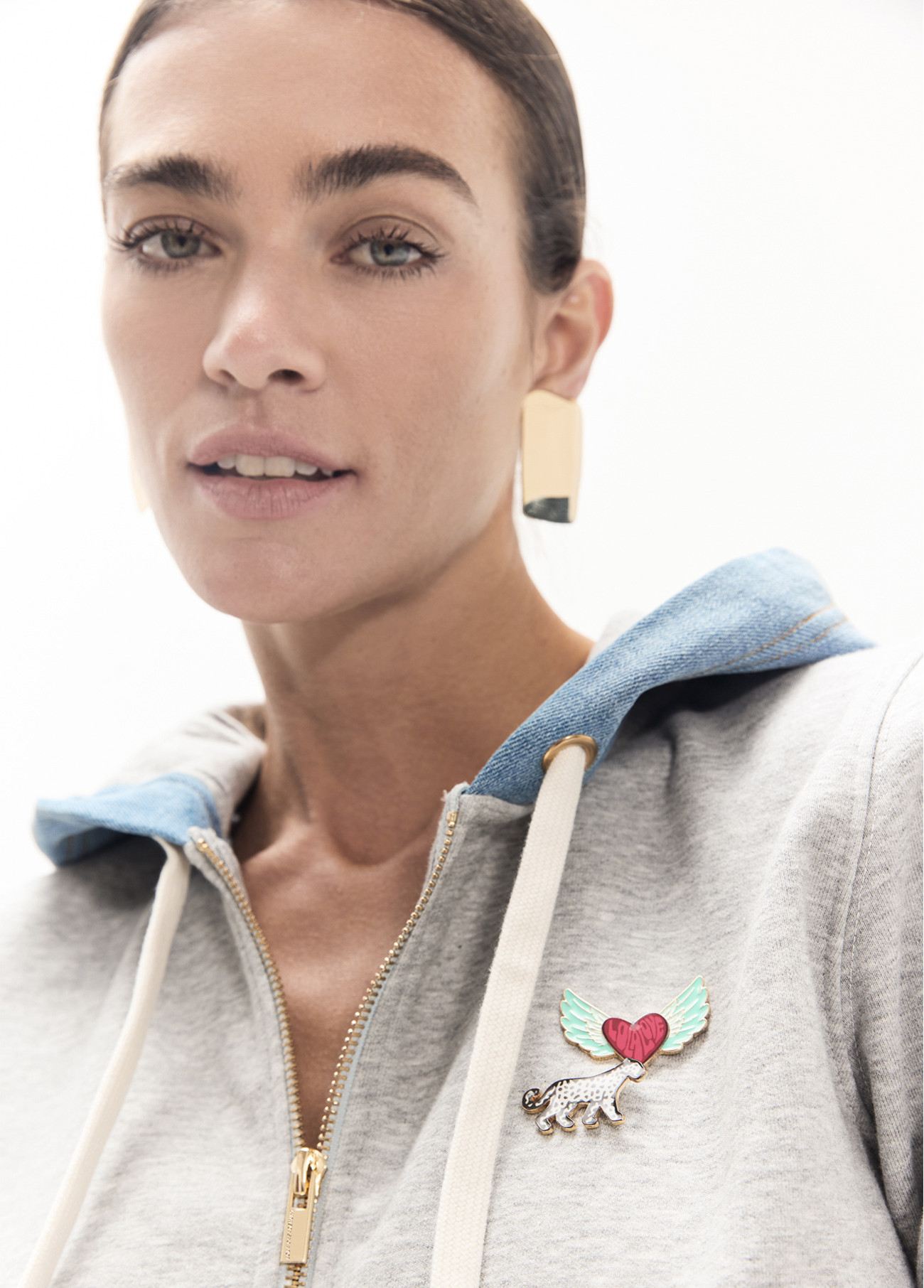 sudadera-corta-con-cremallera-y-capucha-en-denim-pins-en-el-delatero (1)