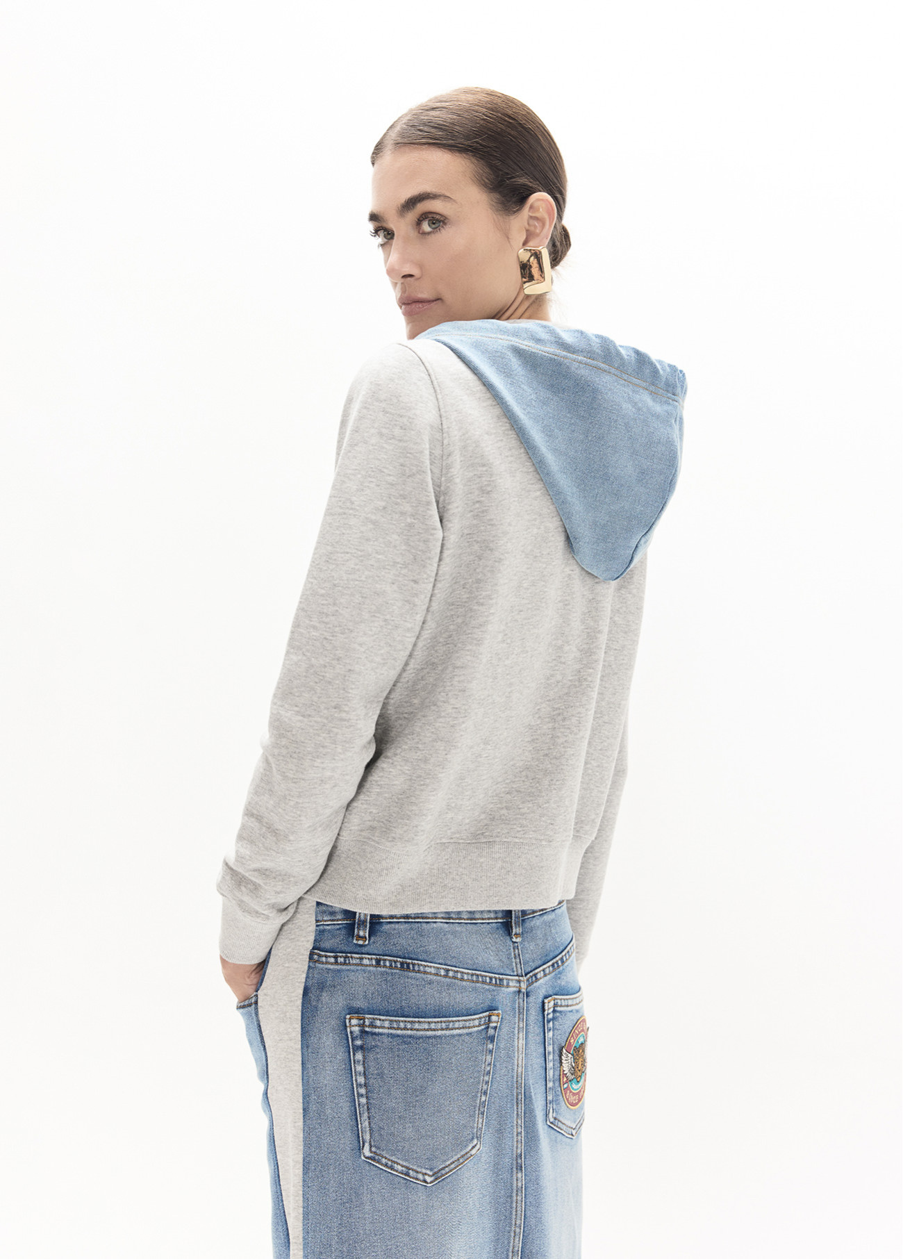 sudadera-corta-con-cremallera-y-capucha-en-denim-pins-en-el-delatero (2)