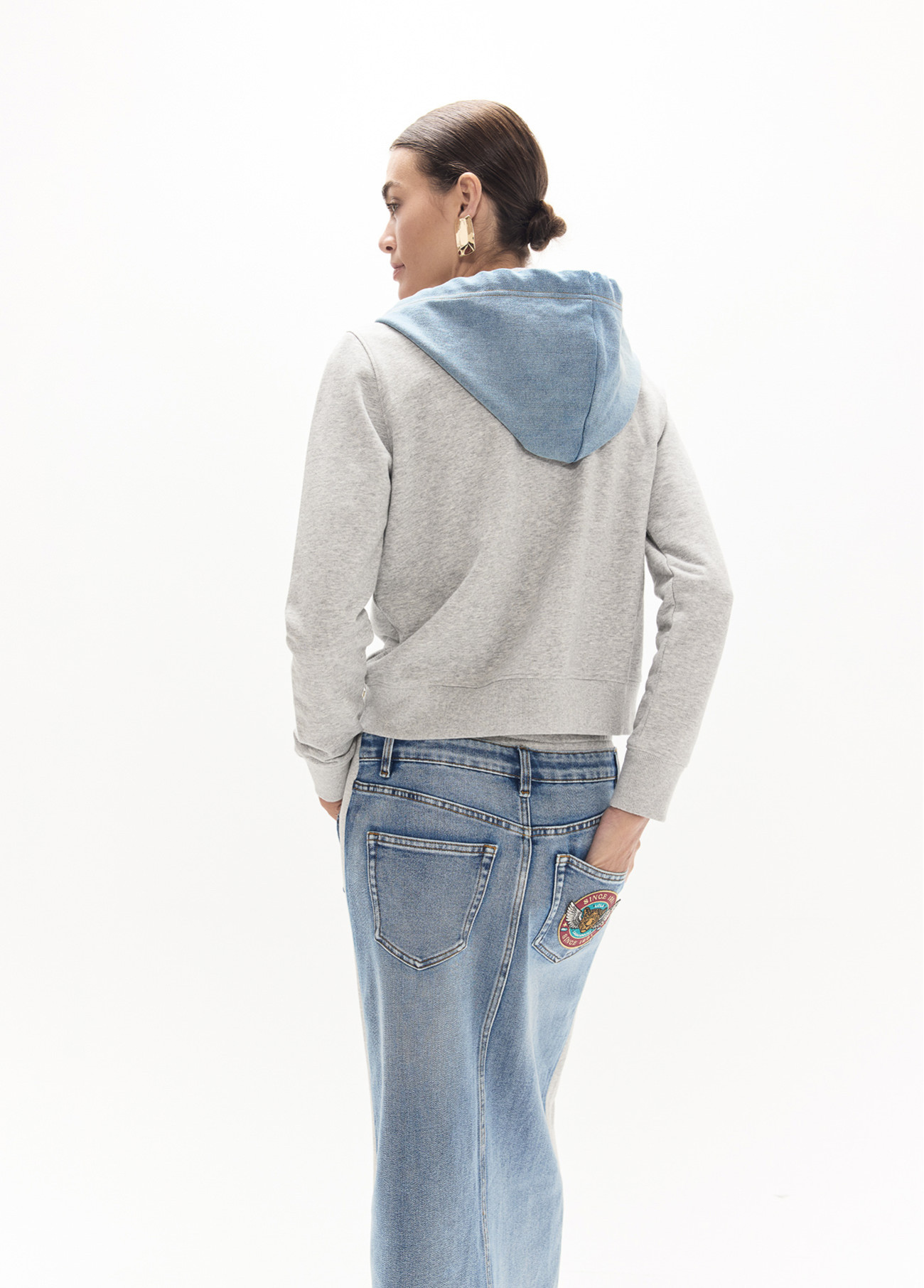 sudadera-corta-con-cremallera-y-capucha-en-denim-pins-en-el-delatero (3)