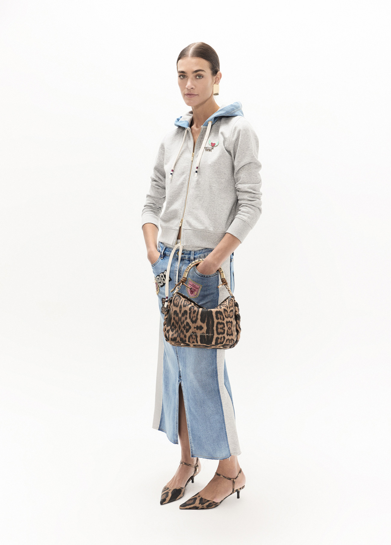 sudadera-corta-con-cremallera-y-capucha-en-denim-pins-en-el-delatero (4)