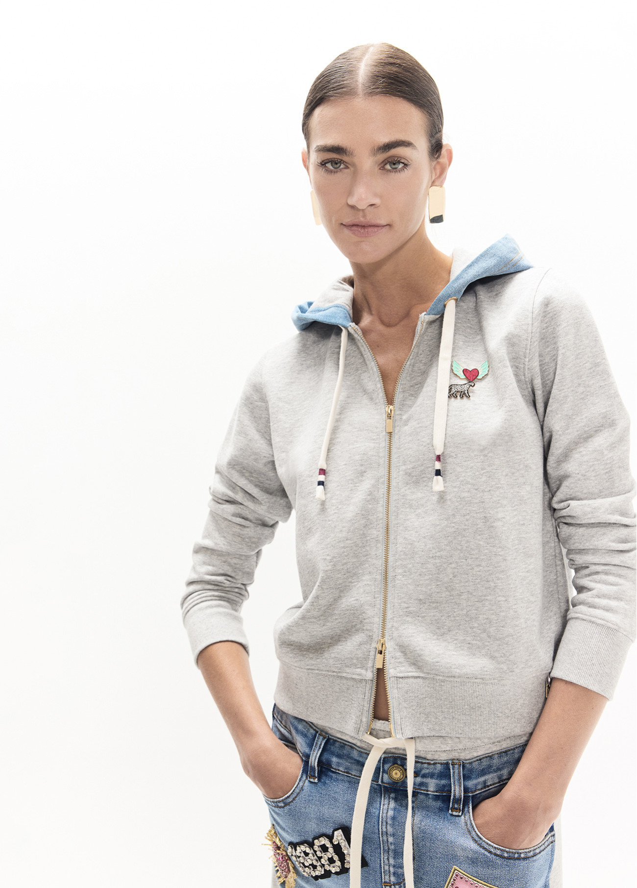 sudadera-corta-con-cremallera-y-capucha-en-denim-pins-en-el-delatero