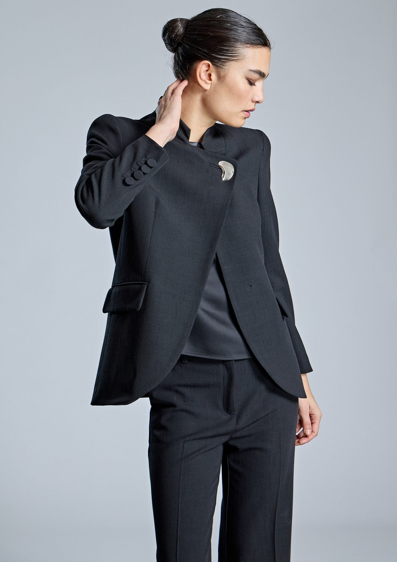 blazer-negra-con-detalle-joya