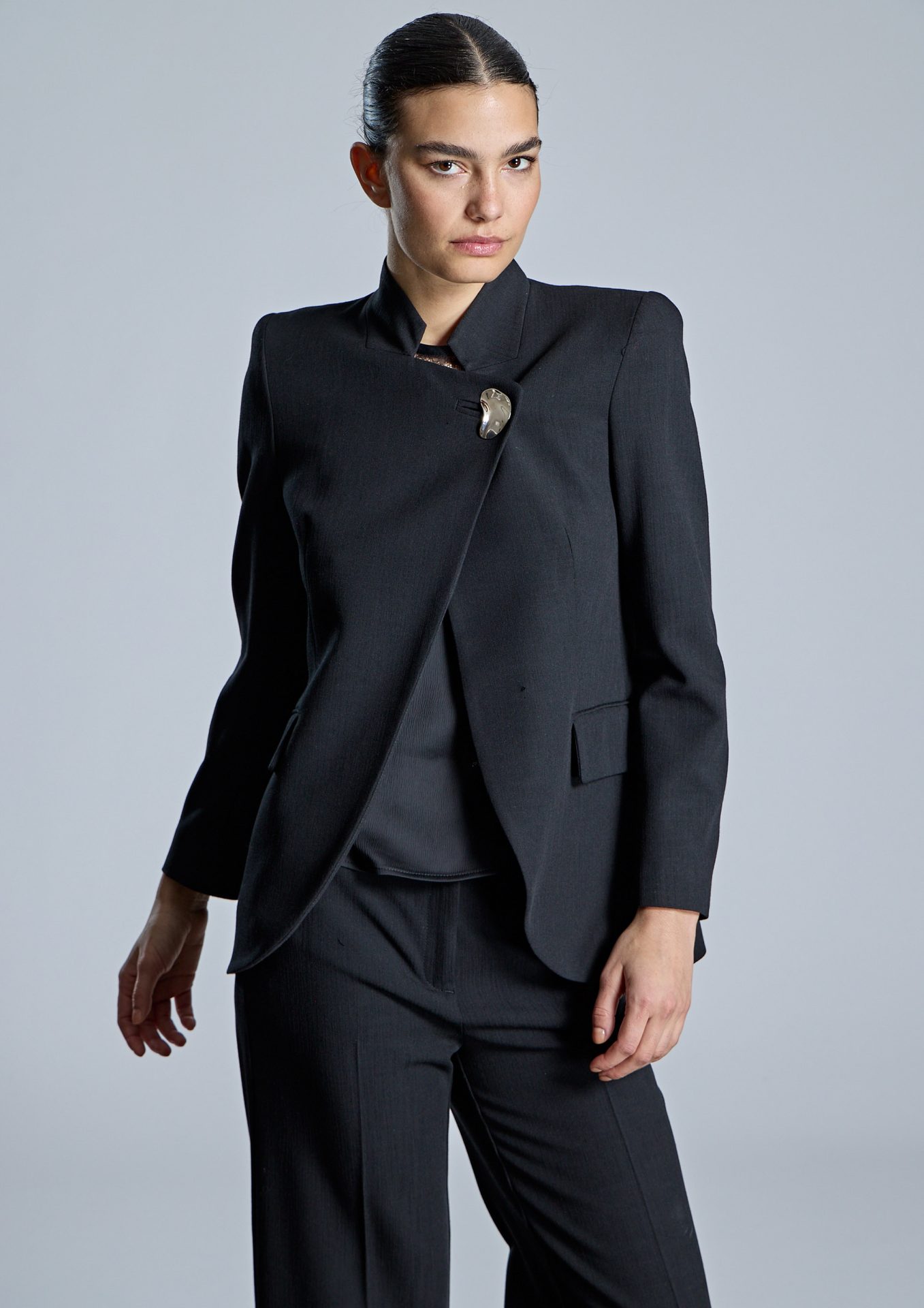 blazer-negro-cruzada-con-cierre-joya