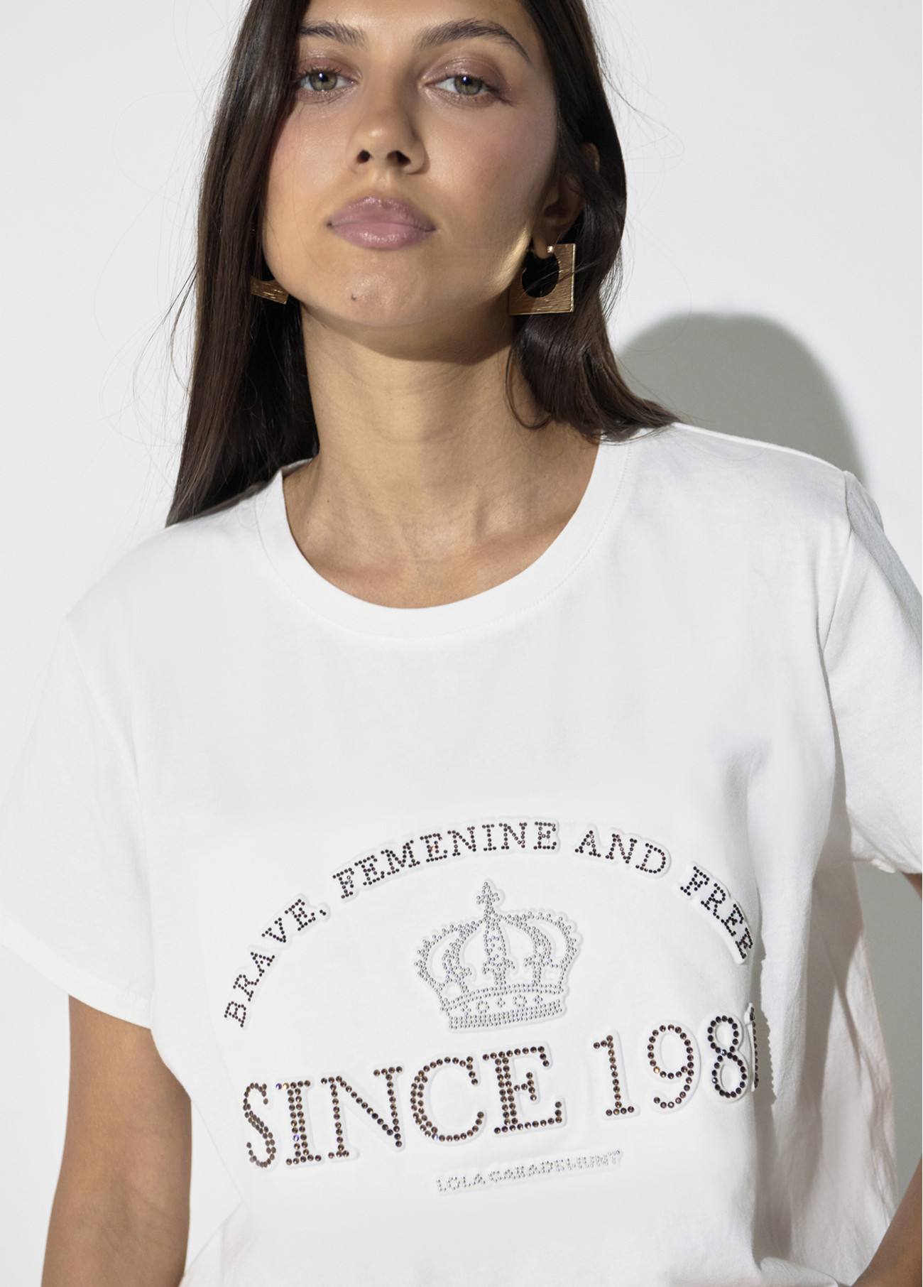 camiseta-fit-basico-cuello-caja-con-grafico-posicionado-since-1981-en-strass-y-tachas-dorado (1)