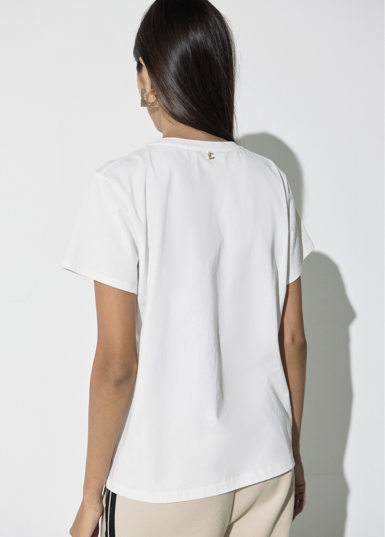 camiseta-fit-basico-cuello-caja-con-grafico-posicionado-since-1981-en-strass-y-tachas-dorado (2)