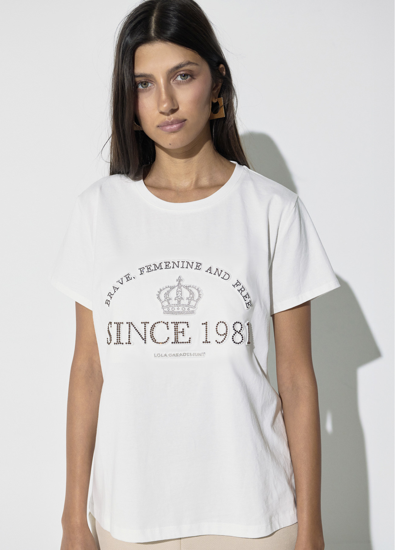 camiseta-fit-basico-cuello-caja-con-grafico-posicionado-since-1981-en-strass-y-tachas-dorado