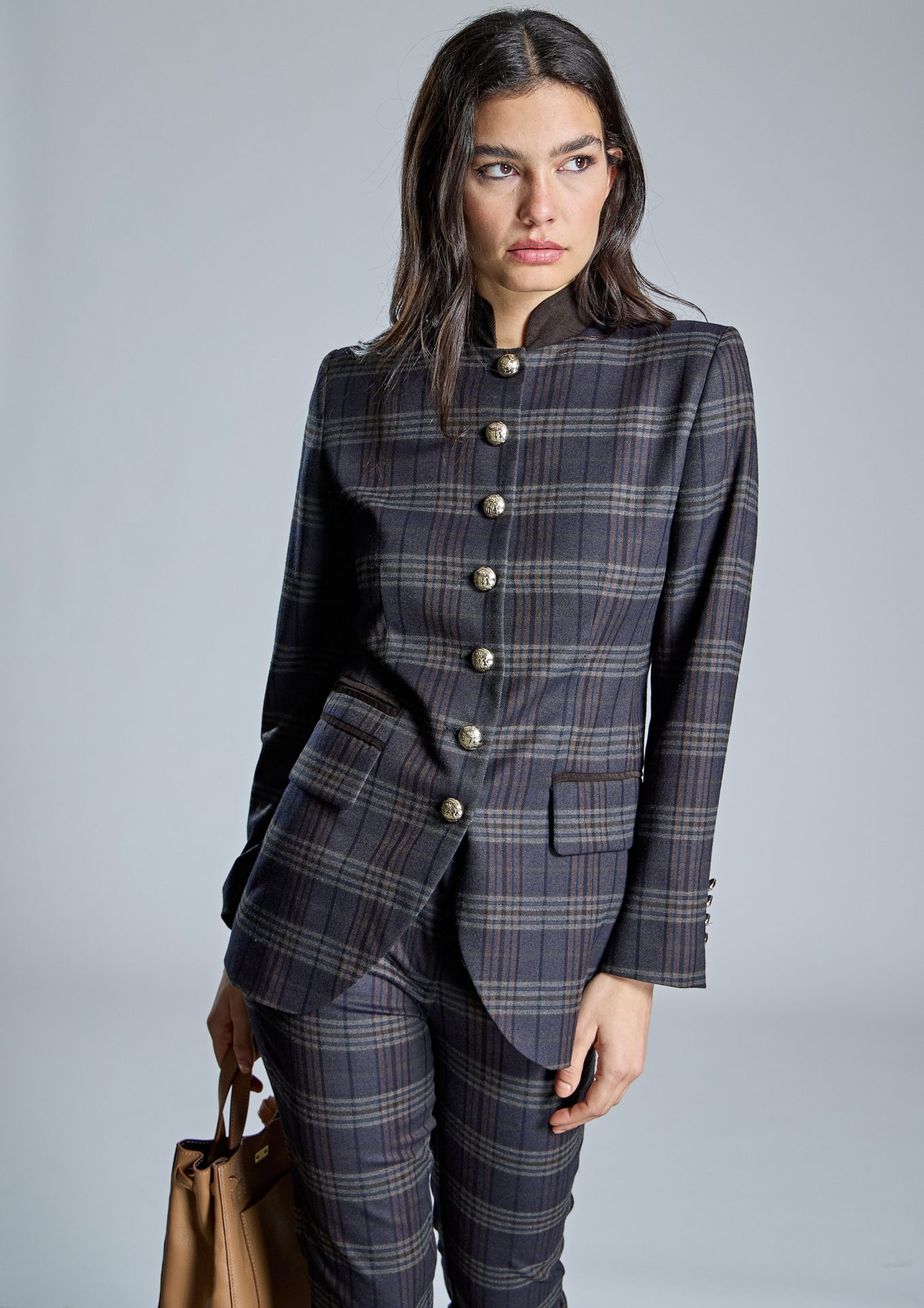 chaqueta-de-mujer-azul-marino-con-estampado-de-cuadros