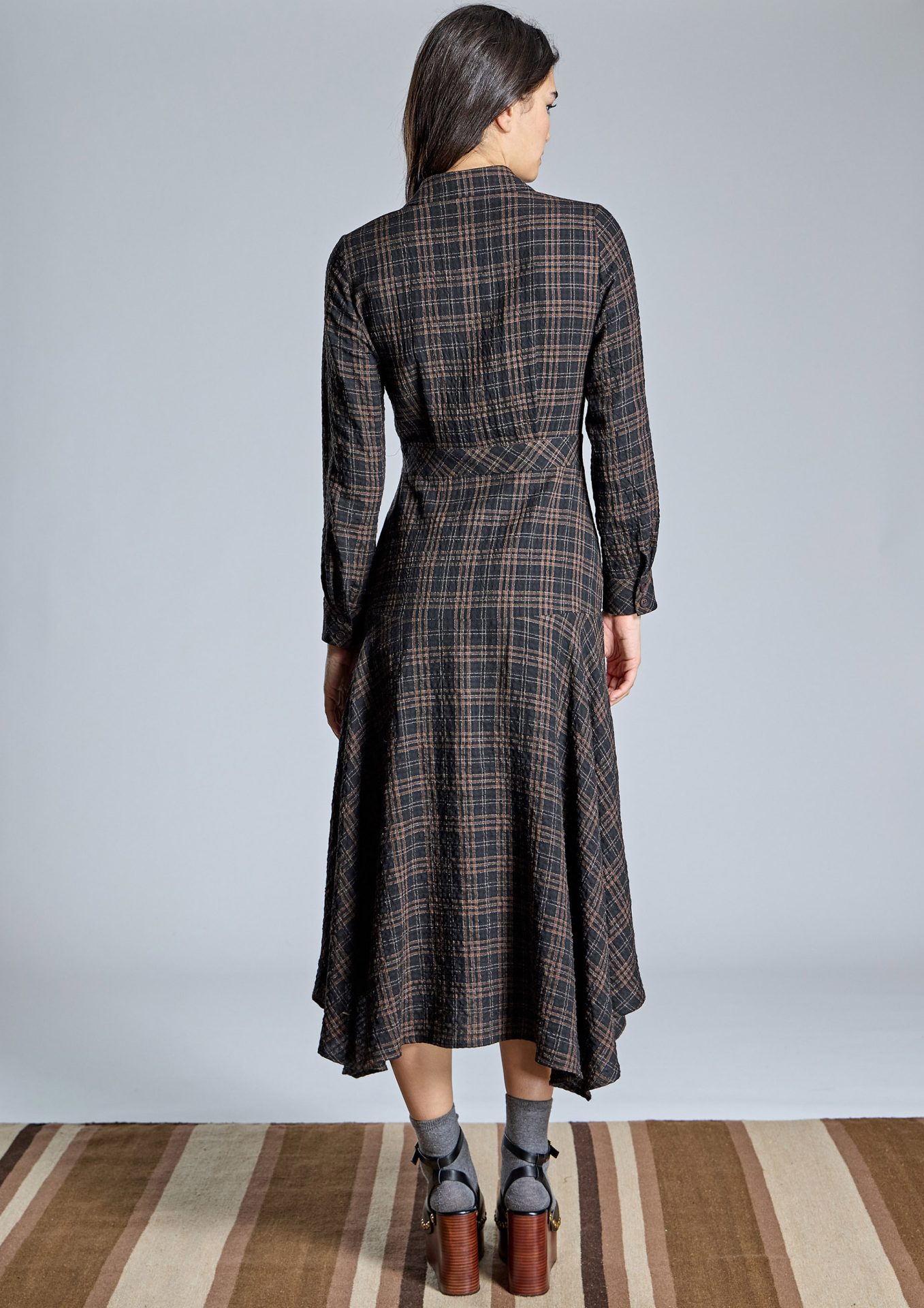 espalda-de-vestido-midi-de-cuadros