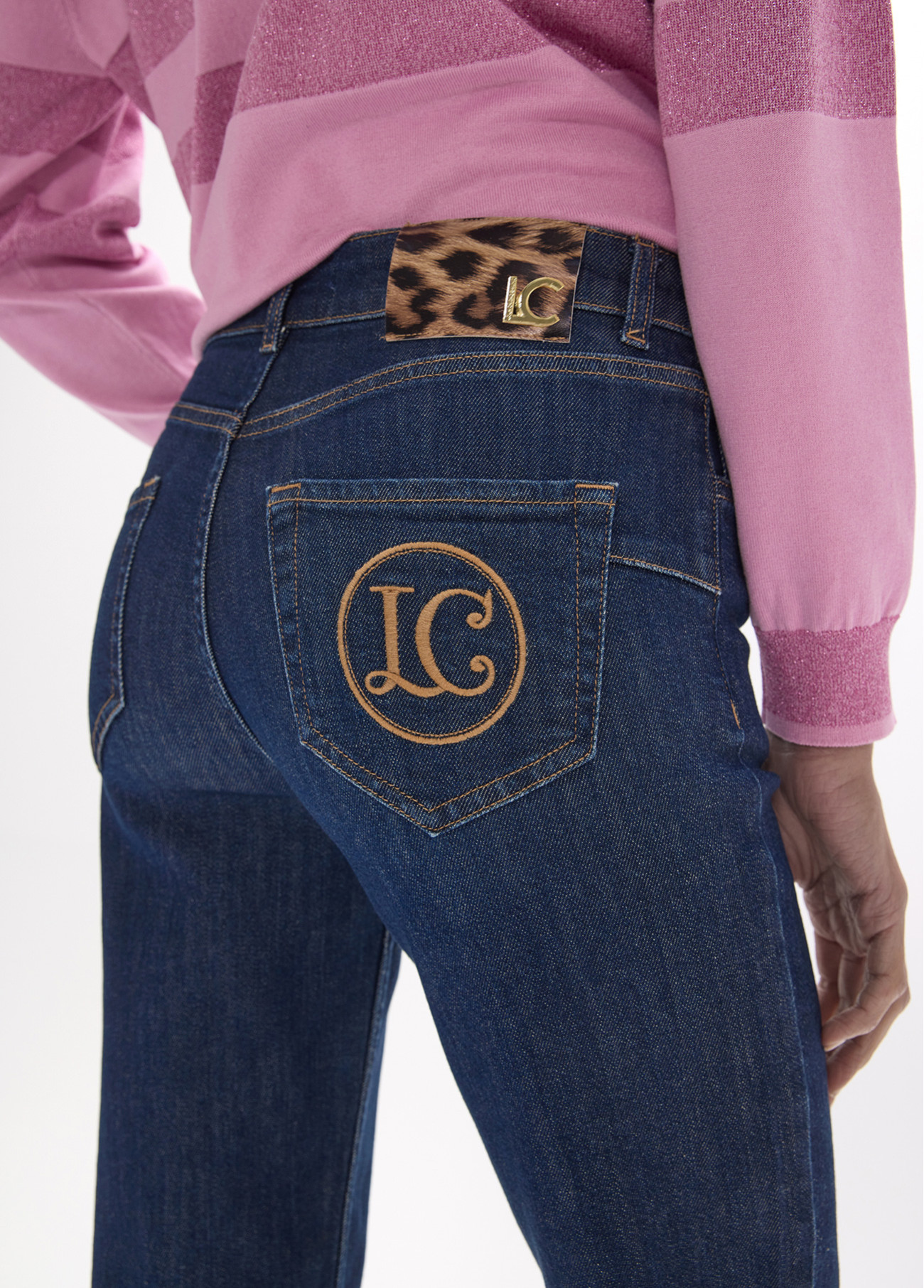 jeans-largo-con-bordado-bolsillo-espalda-lc-a-contraste