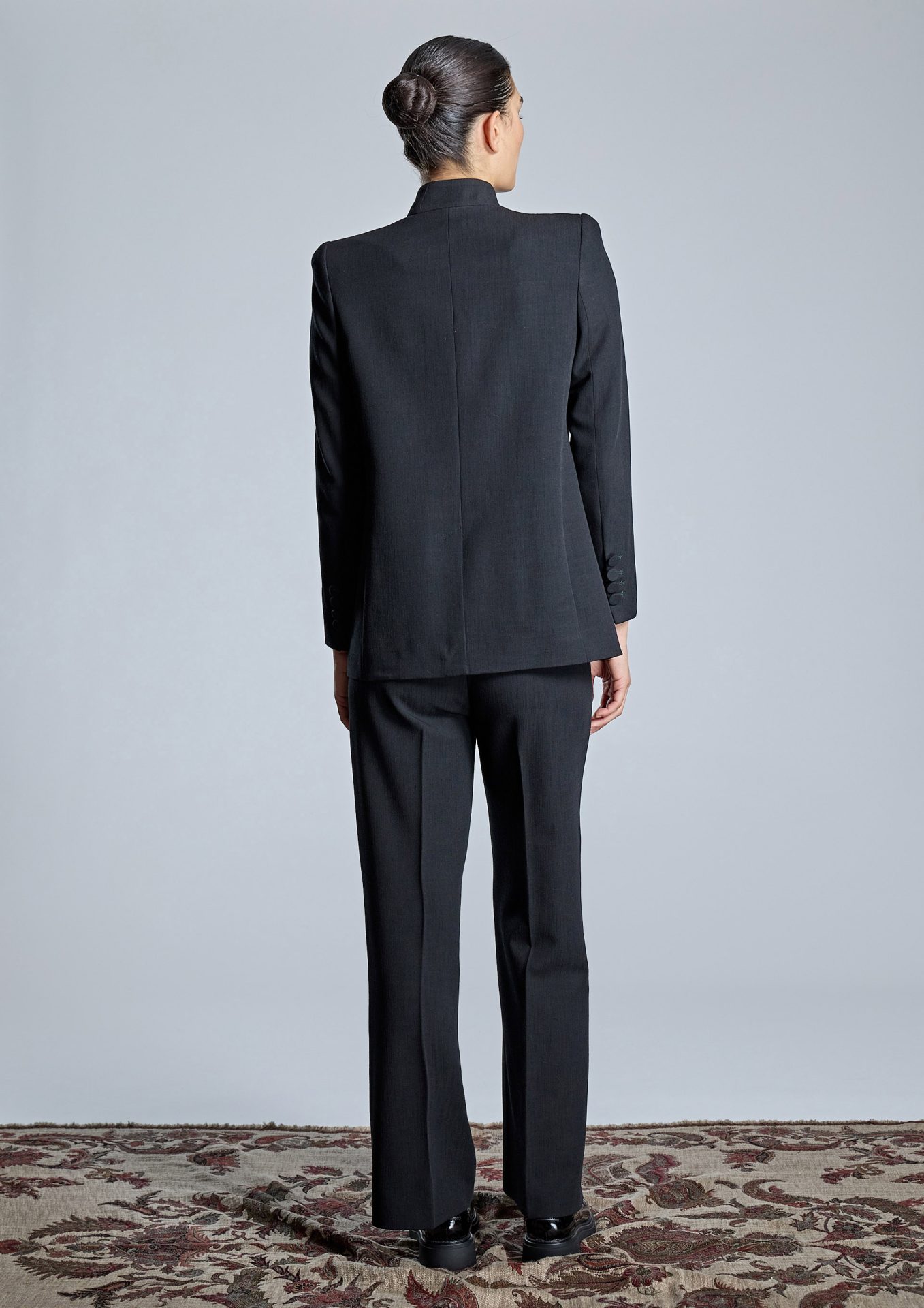 traje-de-color-negro