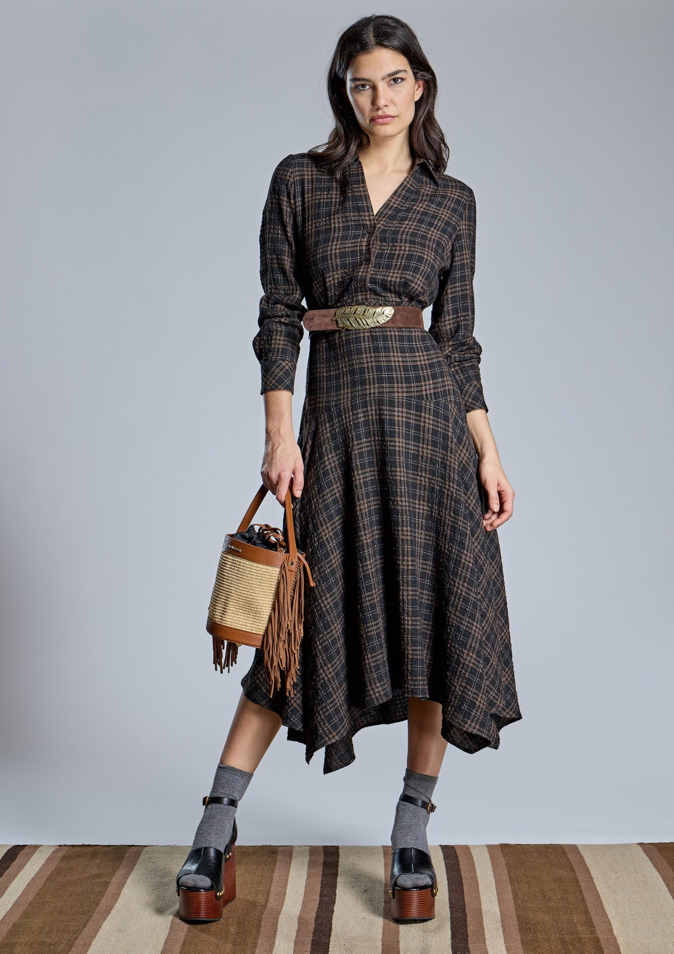 vestido-camisero-de-cuadros-en-tonos-marrones