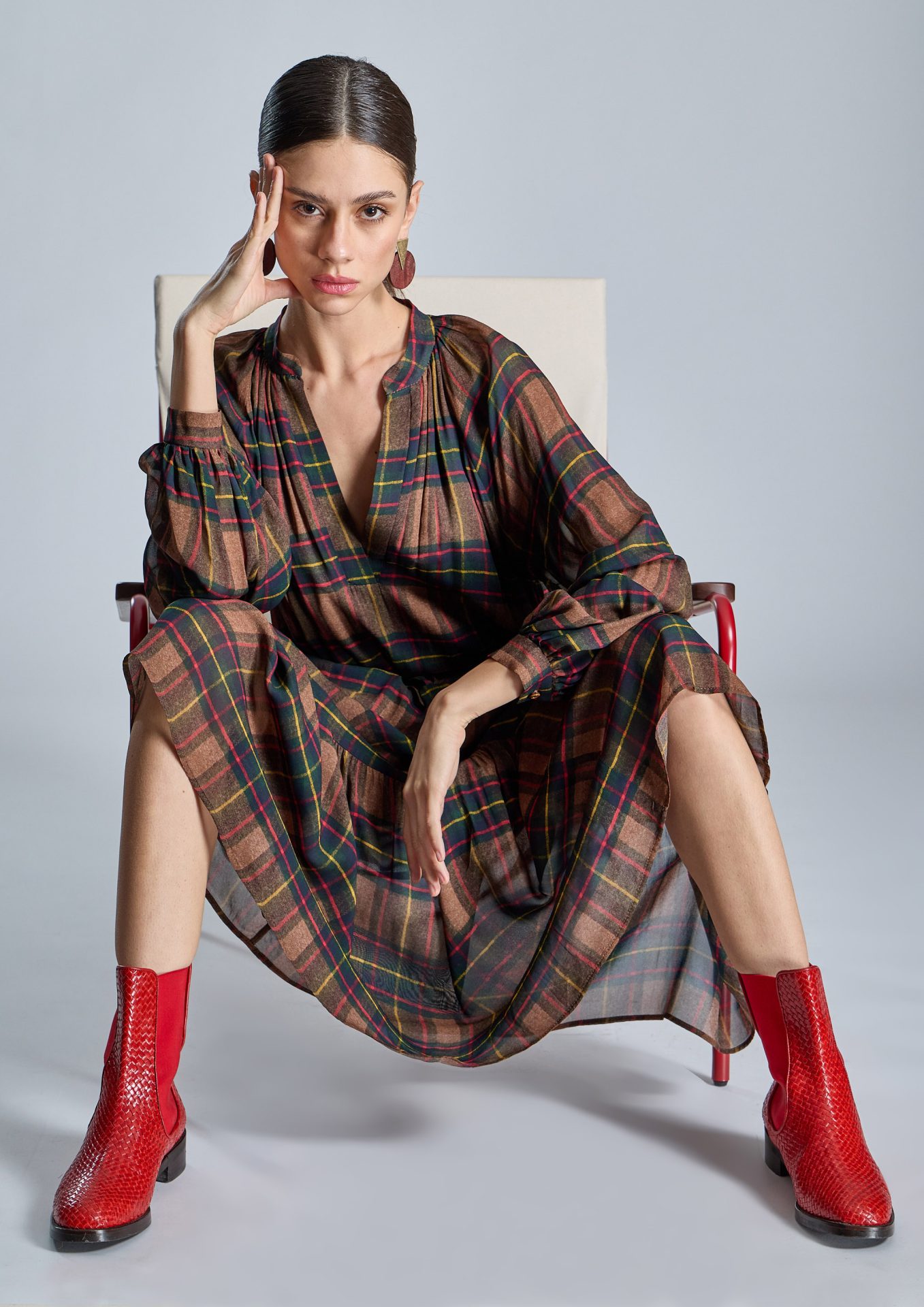 vestido-midi-con-estampado-de-cuadros-en-tonos-marrones