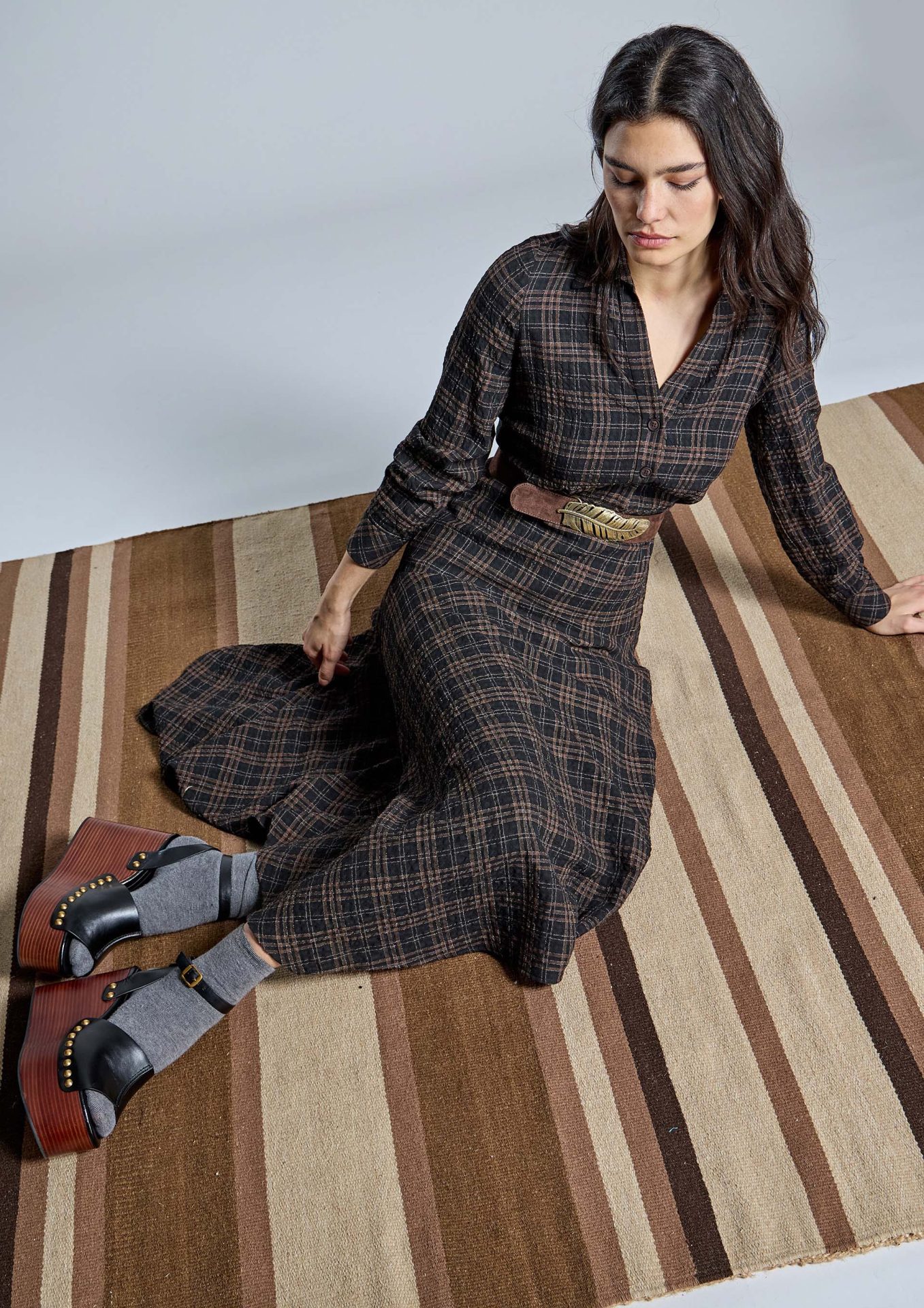vestido-midi-de-mujer-con-estampado-de-cuadros-en-tonos-marrones-