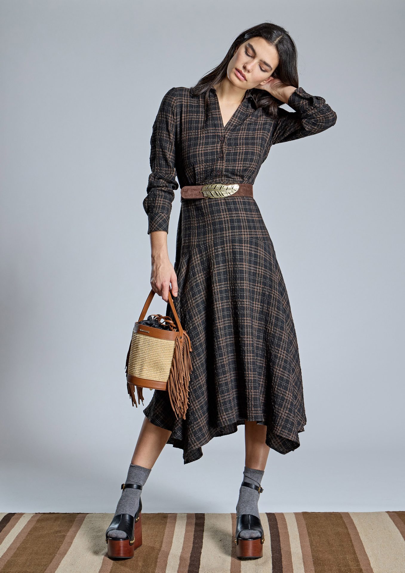 vestido-midi-marron-con-estampado-de-cuadros