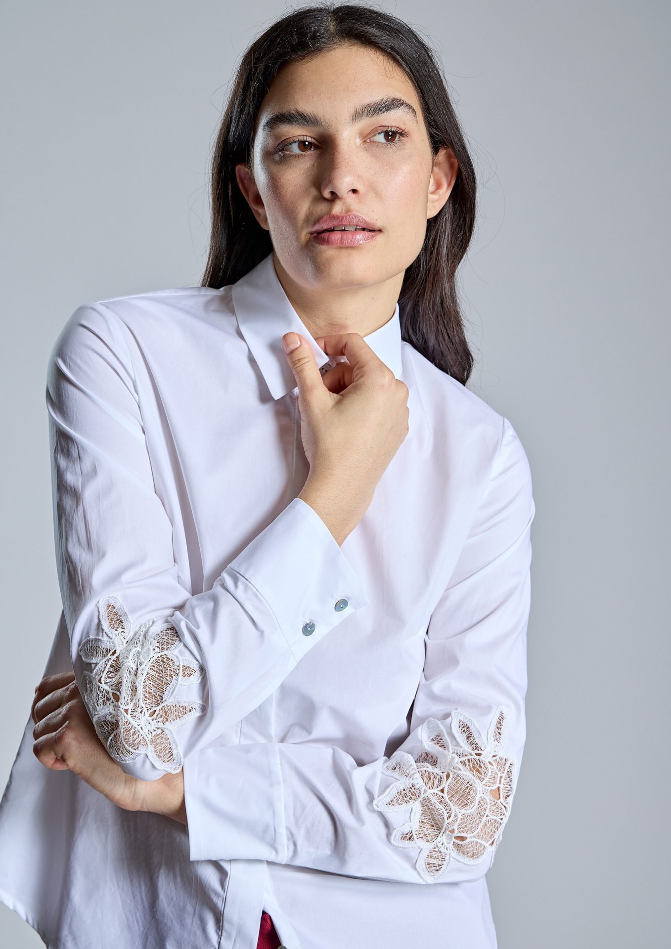 blusa-blanca-de-mujer-con-cuello-camisero