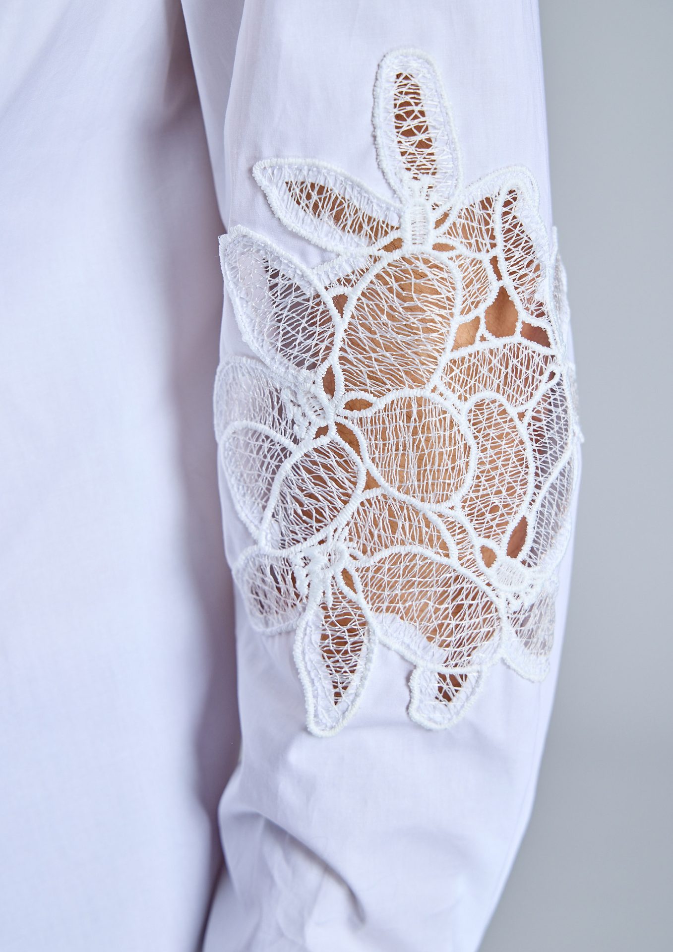 camisa-blanca-con-bordado-floral-en-mangas