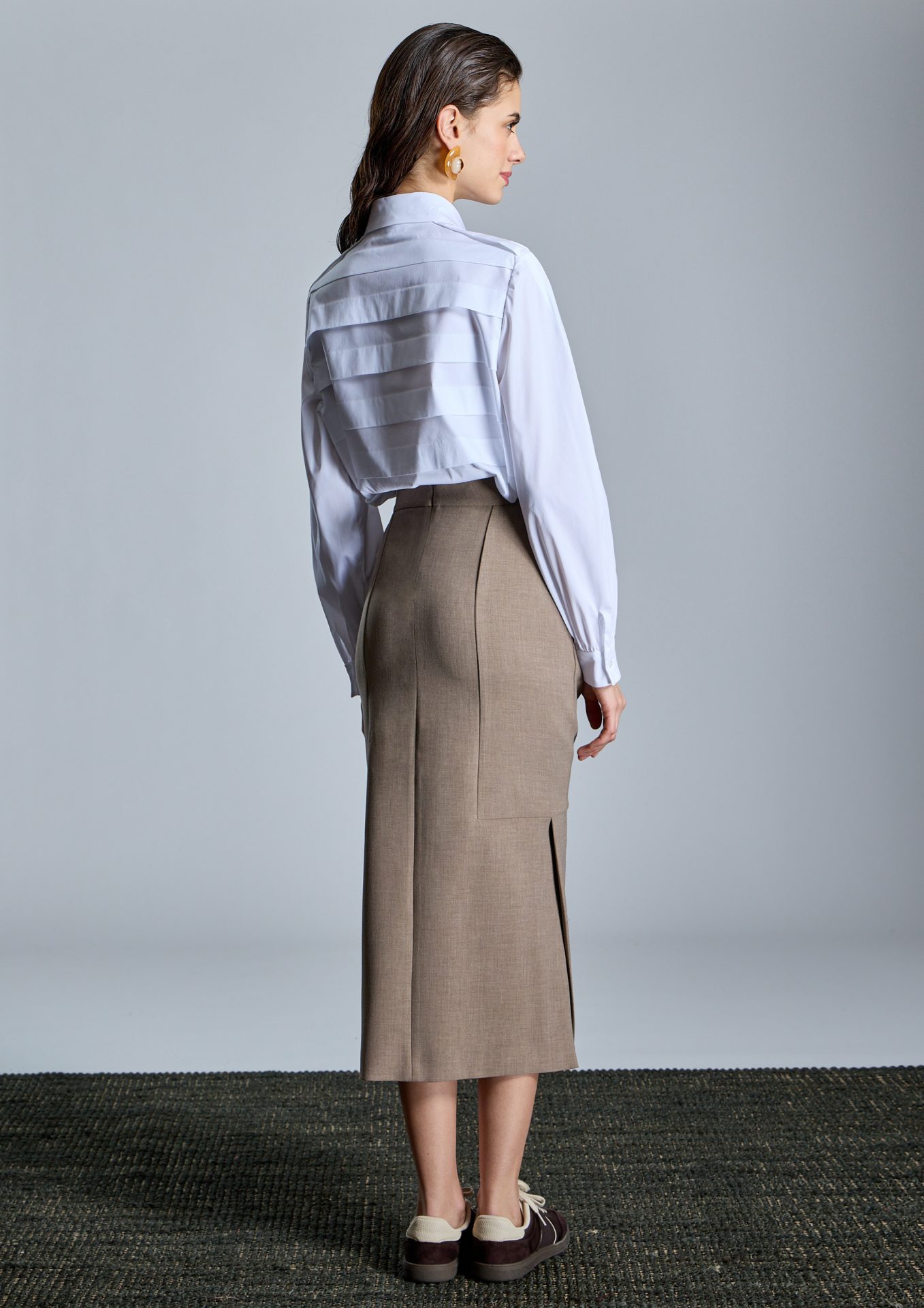 camisa-con-tablas-combinada-con-falda-recta-topo