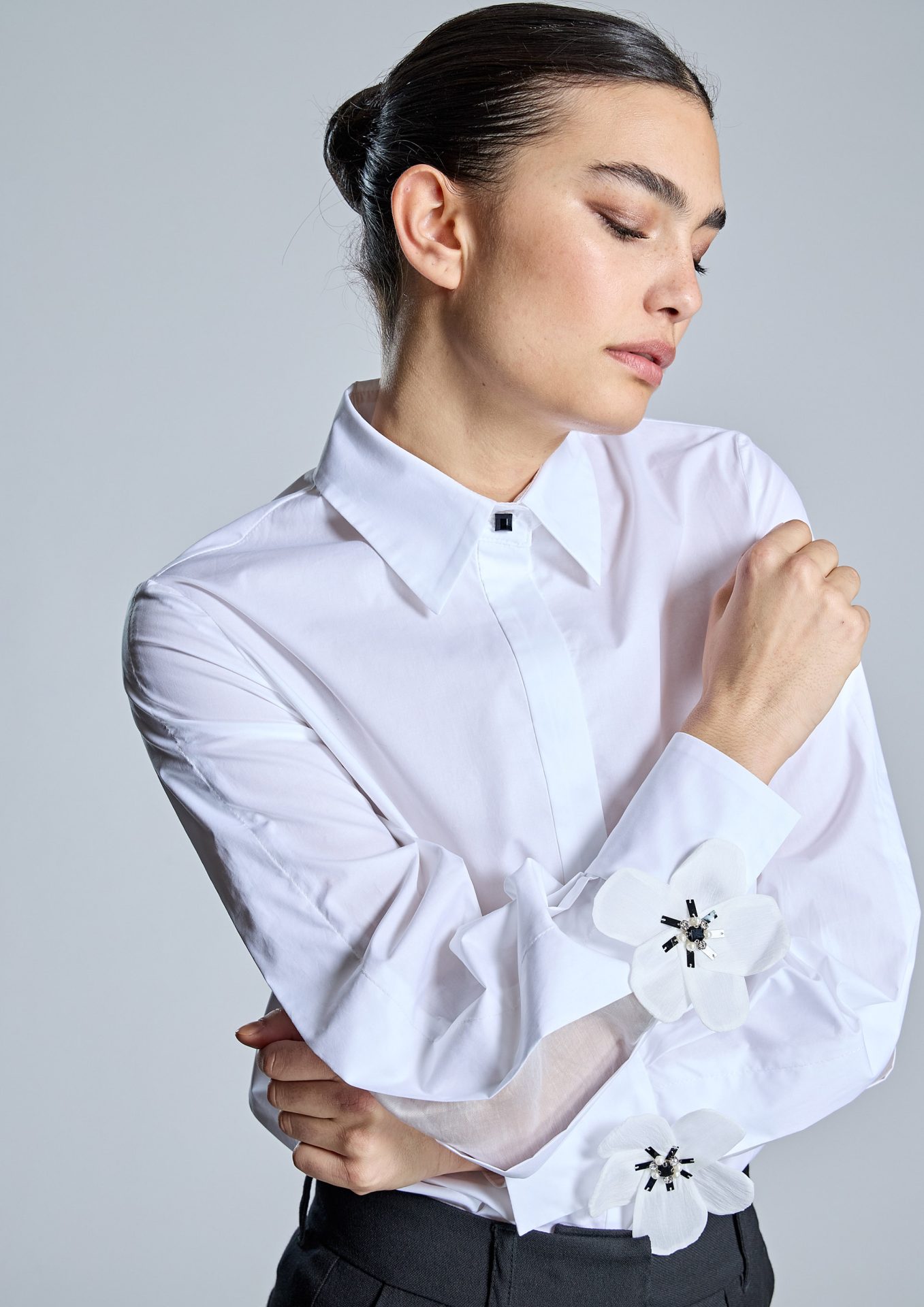 camisa-de-mujer-blanca-con-flores-en-los-punos
