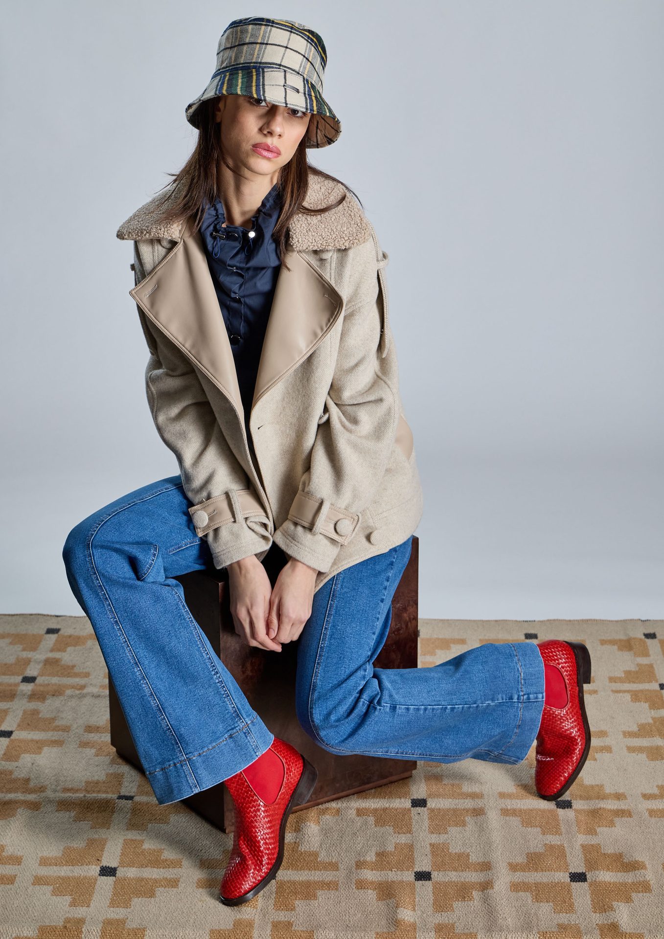 chaqueta-beige-con-cuello-borreguillo