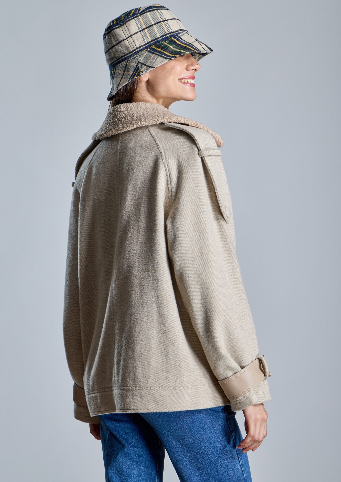 chaqueta-beige-de-mujer-con-cuello-de-borreguillo