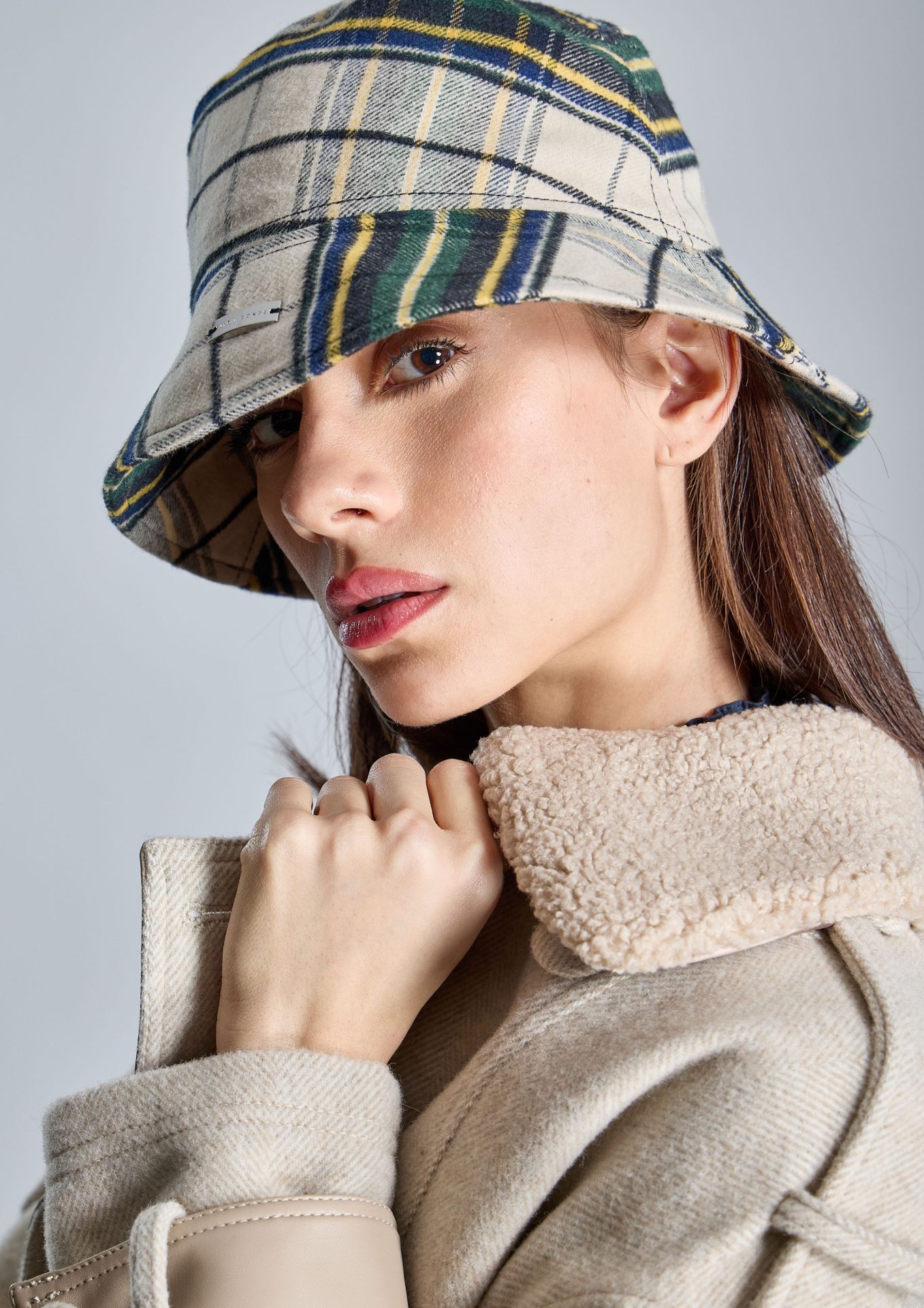 chaqueta-corta-beige-con-cuello-borreguillo